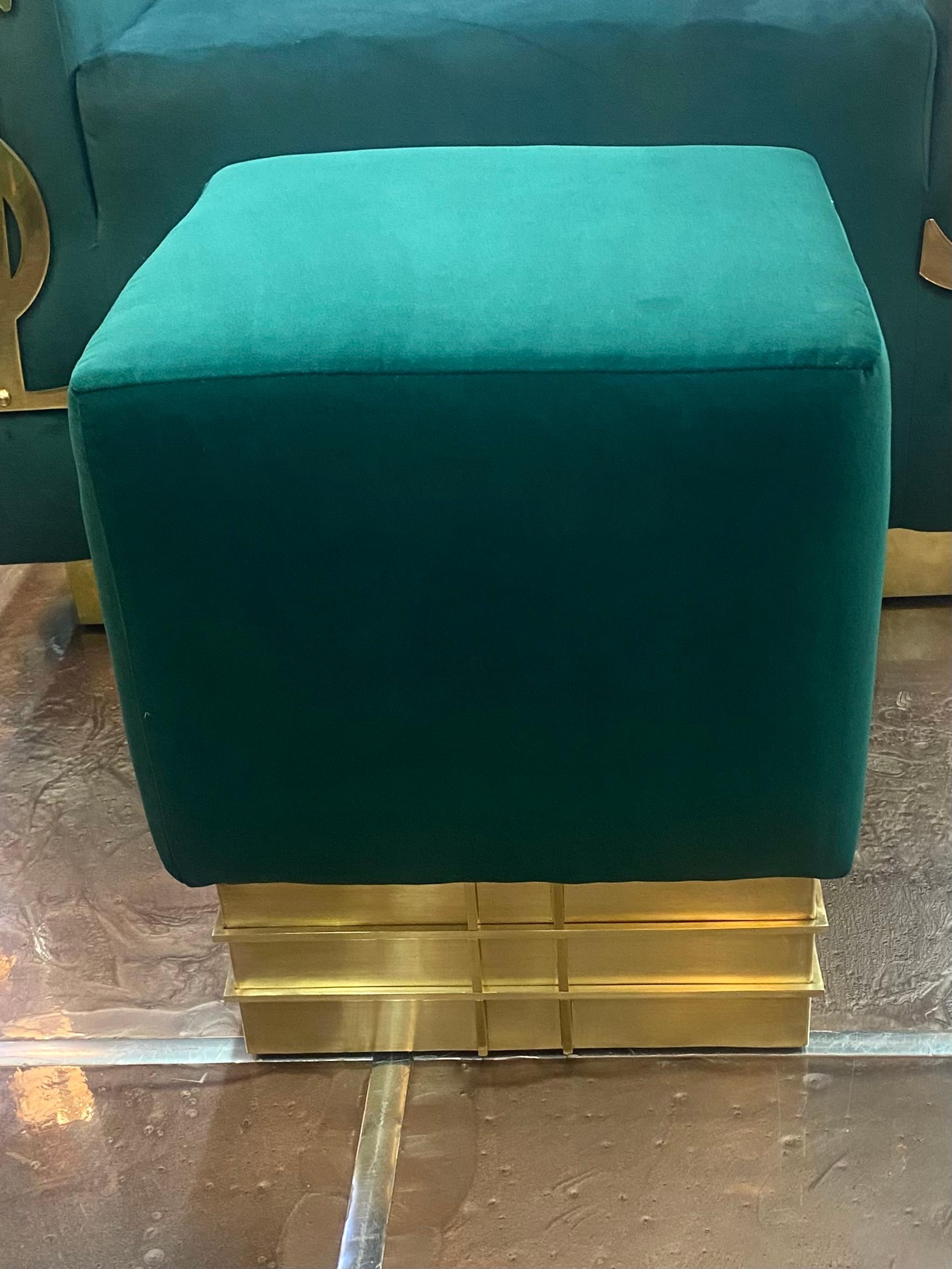 Zwei italienische Poufs aus grünem Samt und Messing mit verschnörkelten, handgefertigten Messingdesigns auf der Basis. Das Paar dient als Hocker, Beistelltisch oder Fußhocker, je nach Ihren Bedürfnissen. 