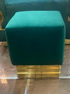 Coppia di pouf in velluto e ottone della metà del secolo scorso