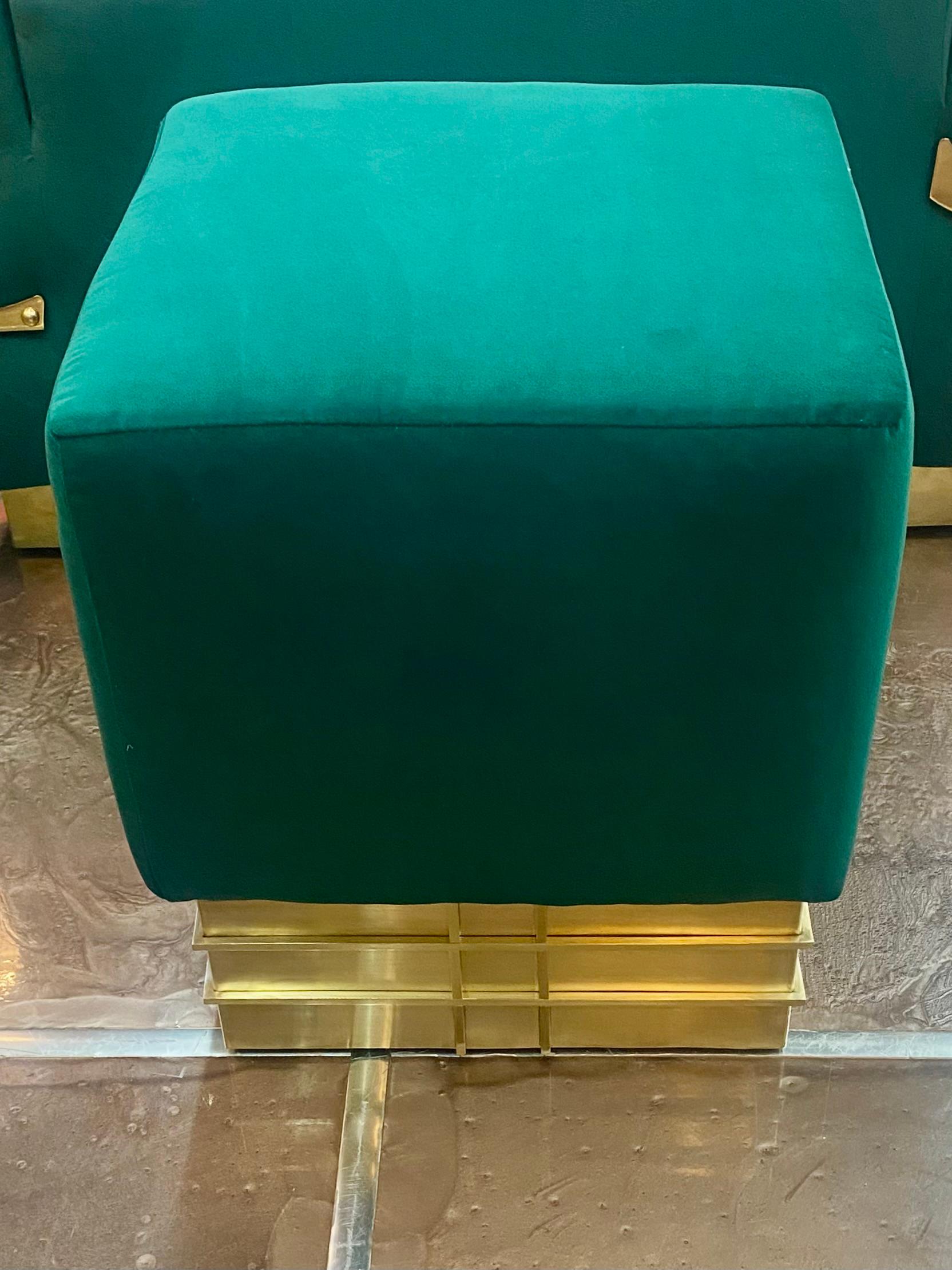 Paar italienische Poufs aus Samt und Messing aus der Mitte des Jahrhunderts (Moderne der Mitte des Jahrhunderts) im Angebot