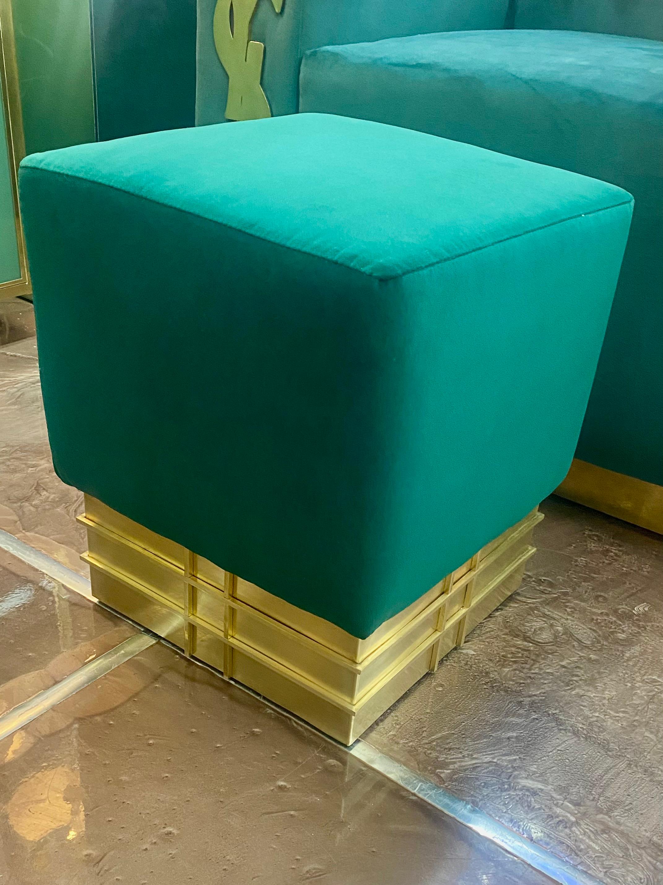 Paar italienische Poufs aus Samt und Messing aus der Mitte des Jahrhunderts (Italienisch) im Angebot