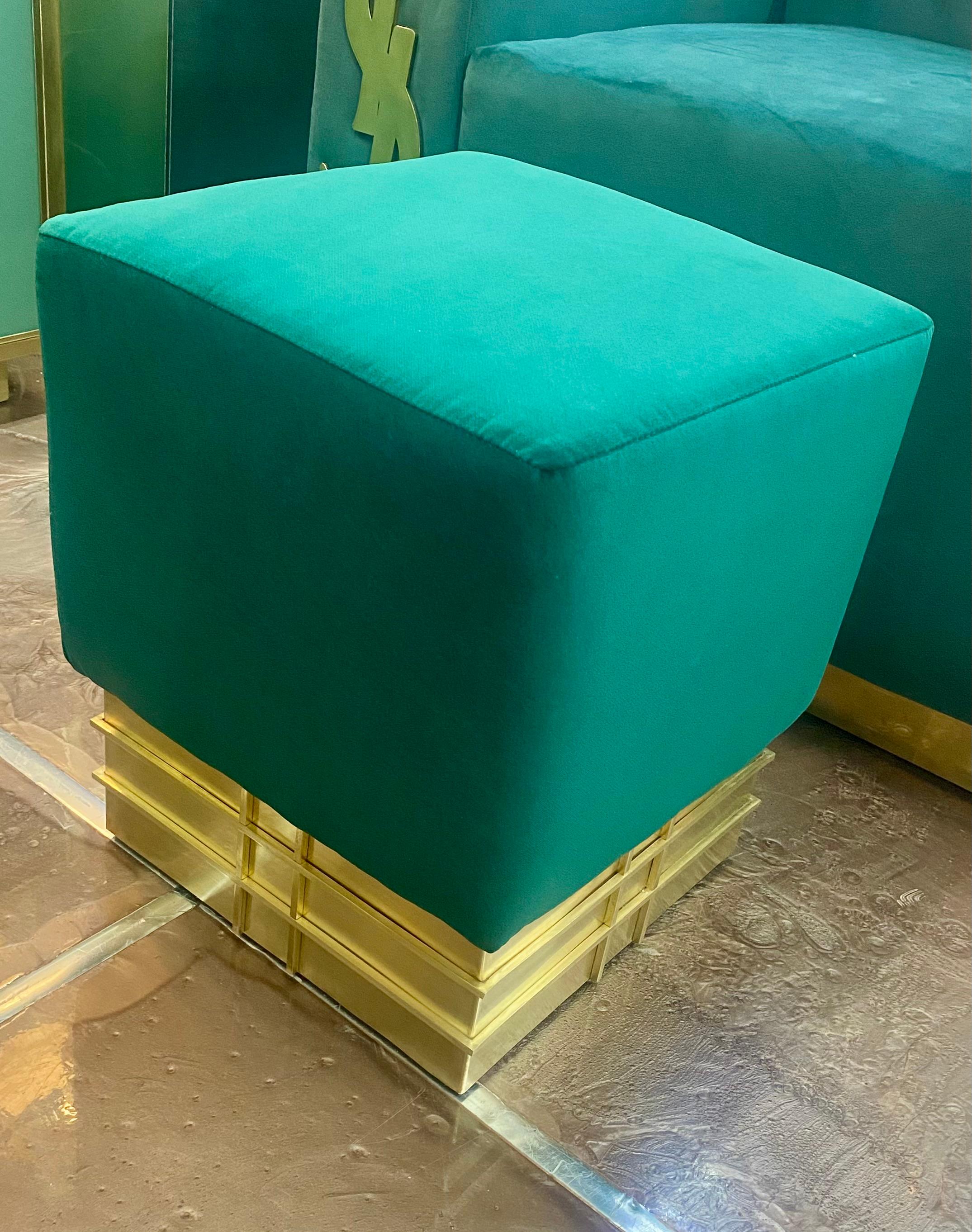 Paar italienische Poufs aus Samt und Messing aus der Mitte des Jahrhunderts im Zustand „Gut“ im Angebot in Miami, FL