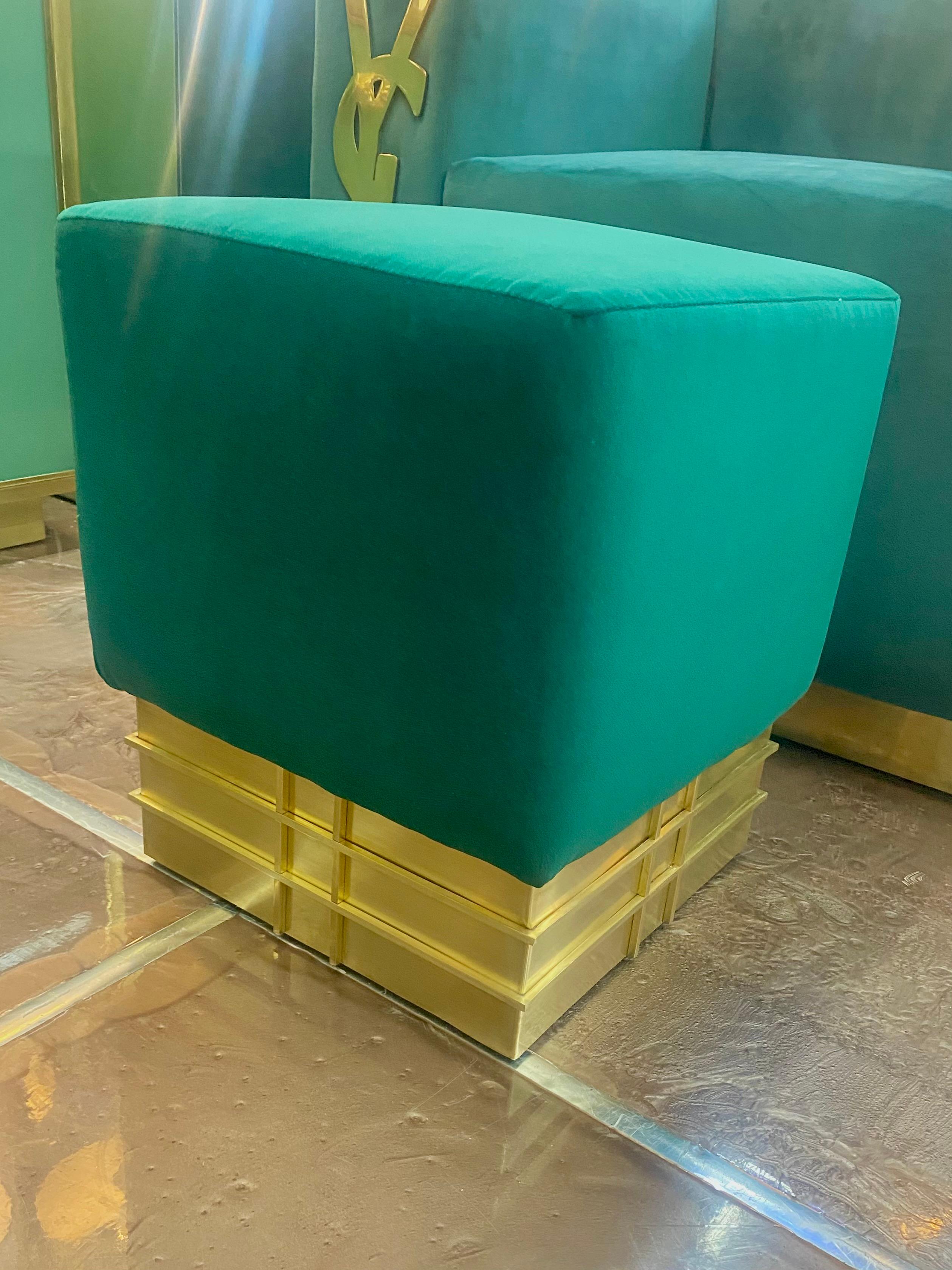 Paar italienische Poufs aus Samt und Messing aus der Mitte des Jahrhunderts (20. Jahrhundert) im Angebot