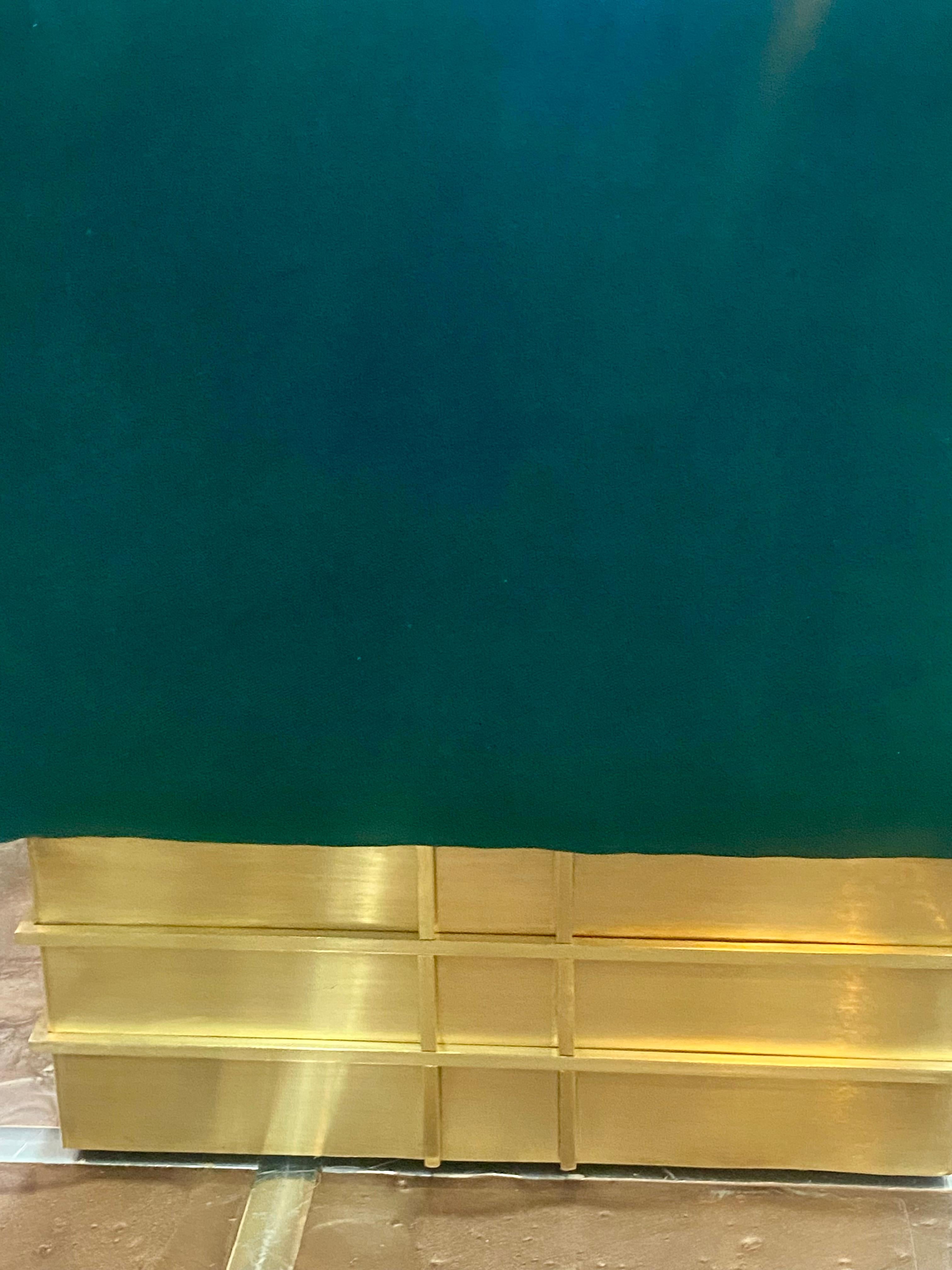 Paar italienische Poufs aus Samt und Messing aus der Mitte des Jahrhunderts im Angebot 2