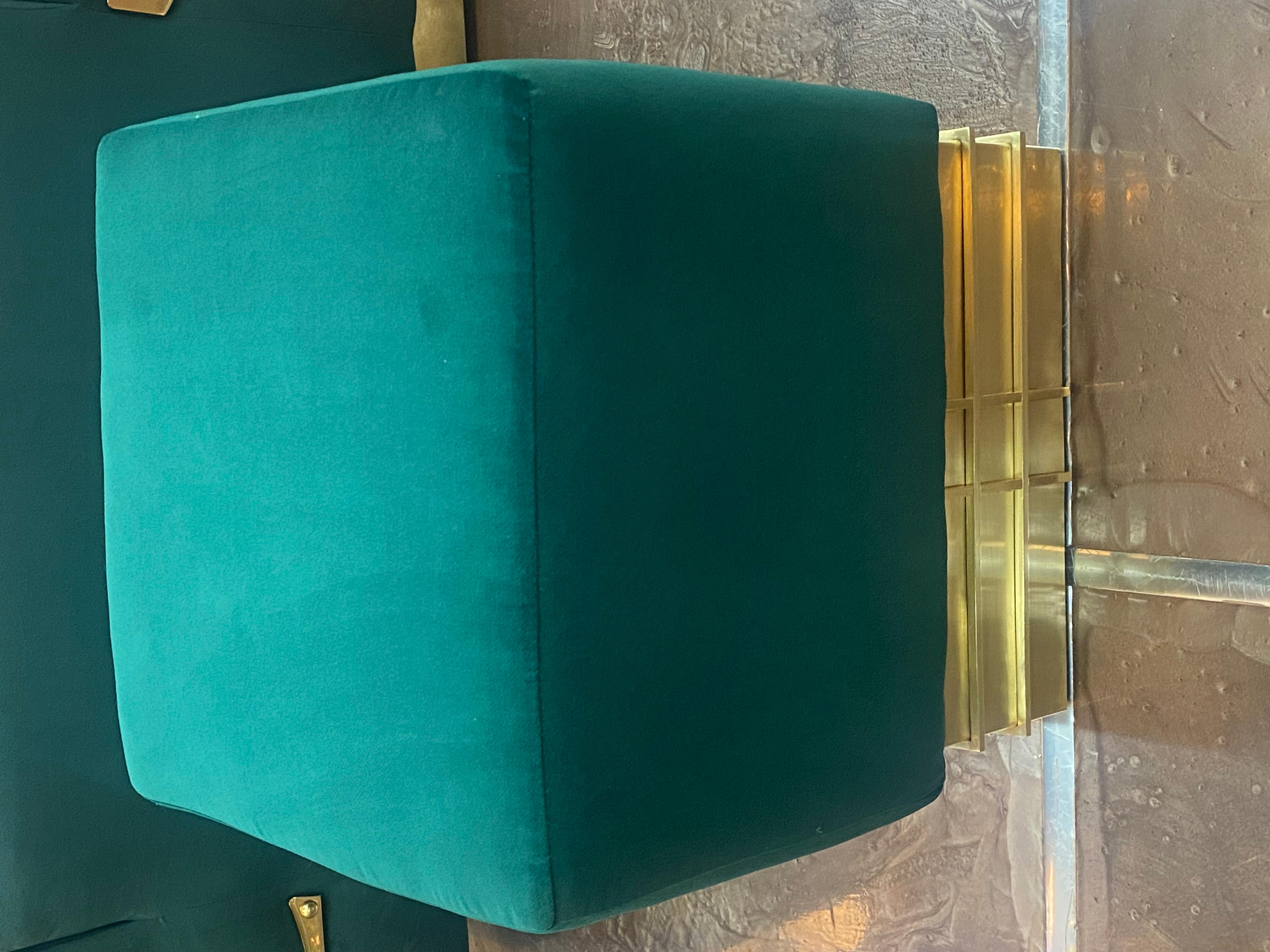 Paar italienische Poufs aus Samt und Messing aus der Mitte des Jahrhunderts im Angebot 3