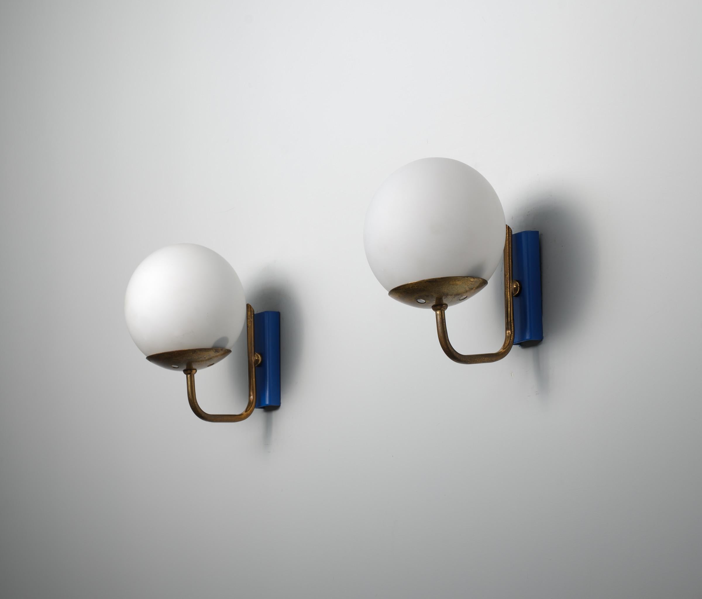 Pair of Mid-Century Italian Wall Sconces  Blue Enamel and Brass Details, 1950s In Good Condition In Rome, IT