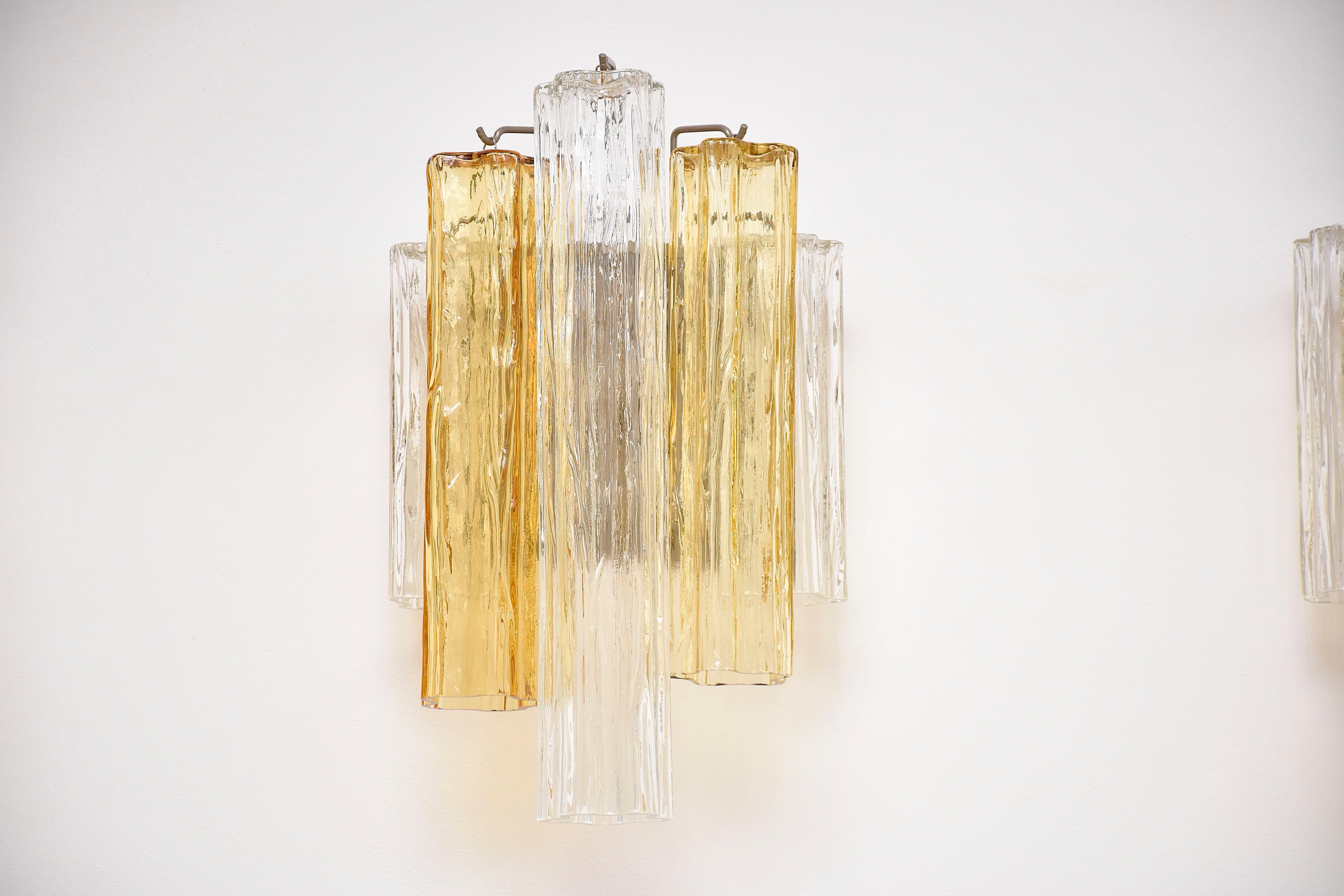 Ein elegantes und originelles Set von Murano Wandapplikationen.
Jede mit 3 Lichtern im Inneren.
Schöne Komposition aus transparenten und zartgelben Murano-Stücken 'Tronchi'.

4 Stück verfügbar - wird als 2er-Set verkauft