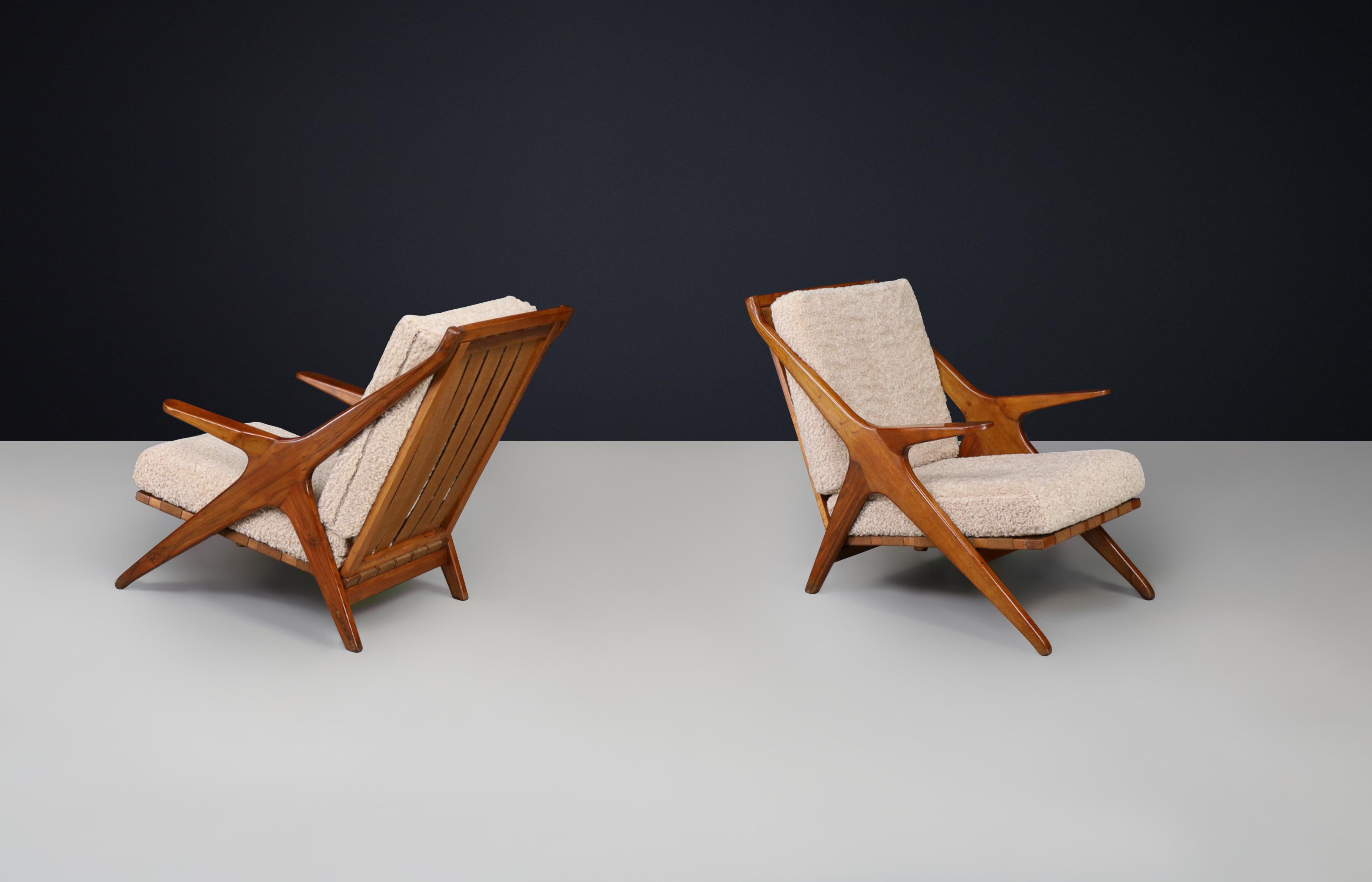 Coppia di poltrone in legno di noce di metà secolo con tessuto di orsetto, anni '50

Questa elegante coppia di poltrone italiane della metà del secolo scorso, realizzate negli anni '50, incarna perfettamente lo stile sofisticato e la maestria