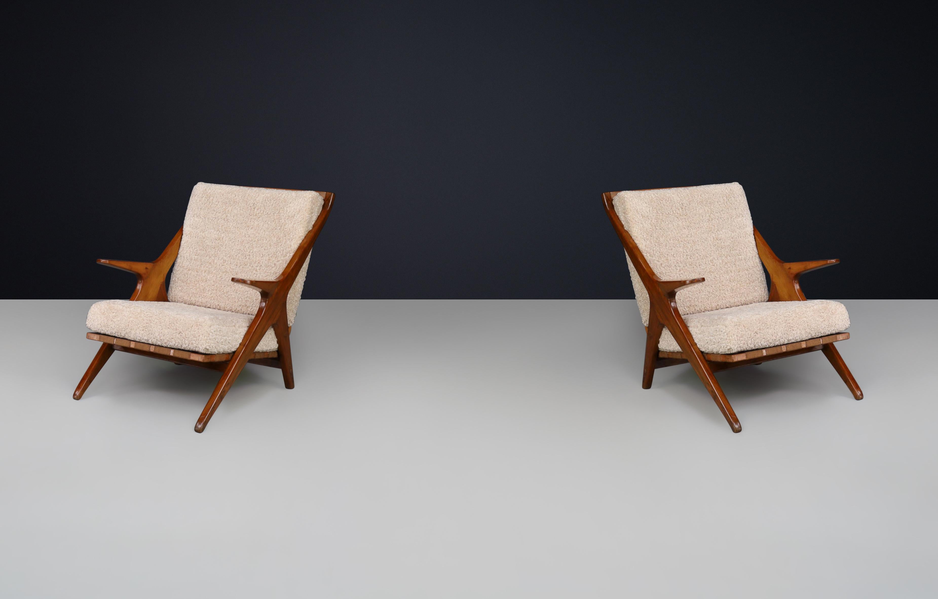 Mid-Century moderno Coppia di poltrone in legno di noce di metà secolo con tessuto di orsetto, anni '50 in vendita