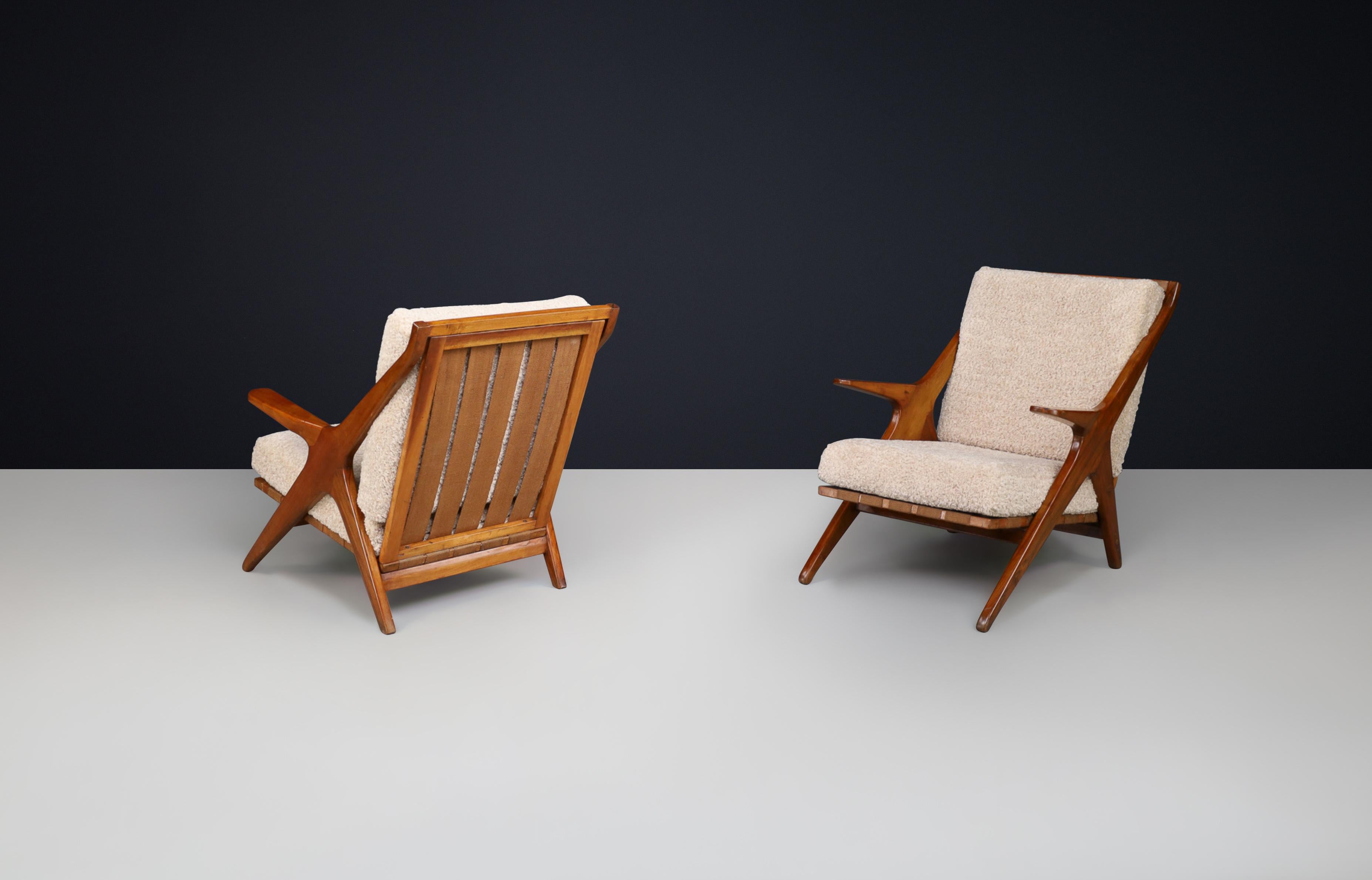 Italiano Coppia di poltrone in legno di noce di metà secolo con tessuto di orsetto, anni '50 in vendita