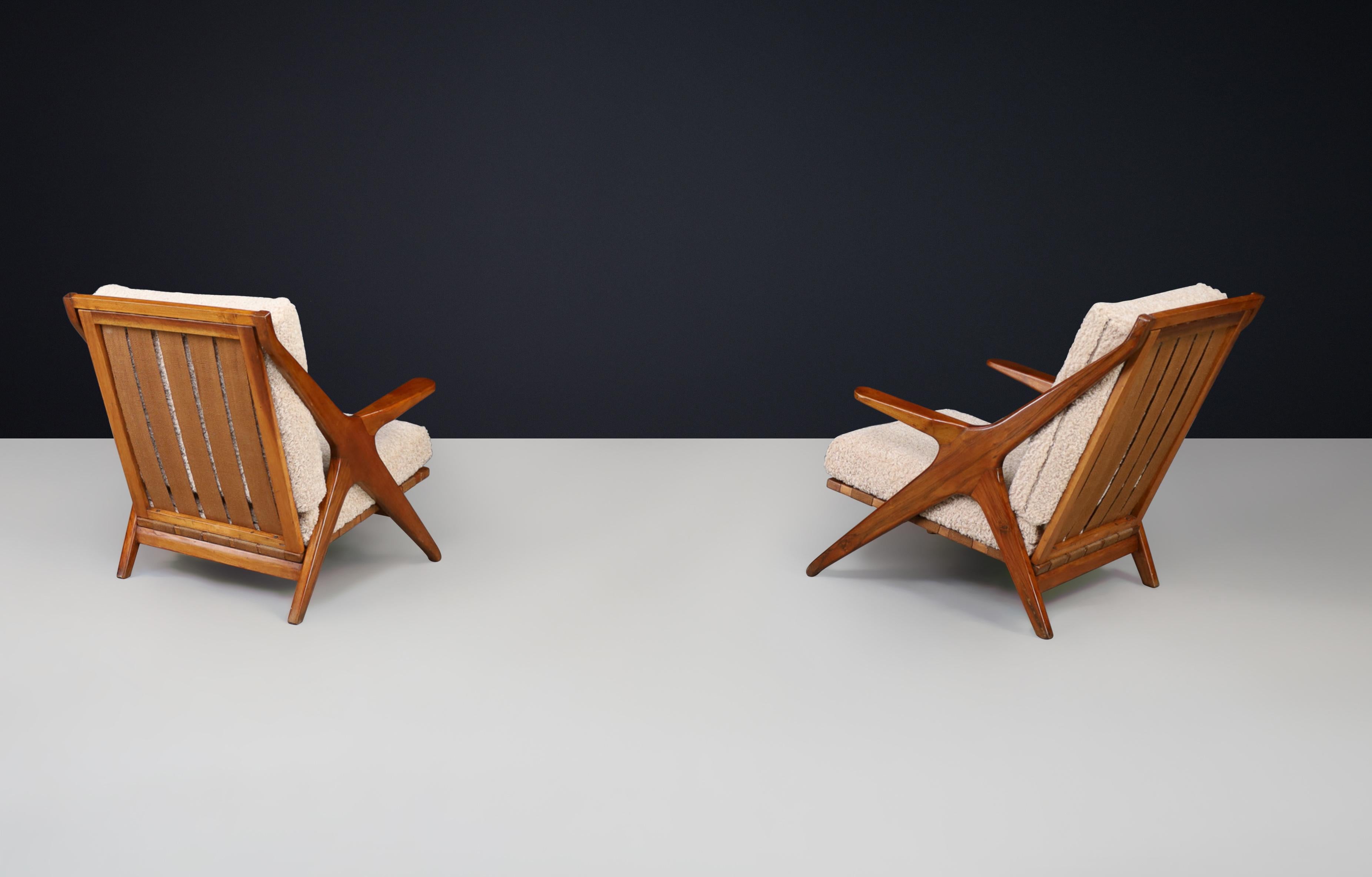 Tappezzeria Coppia di poltrone in legno di noce di metà secolo con tessuto di orsetto, anni '50 in vendita