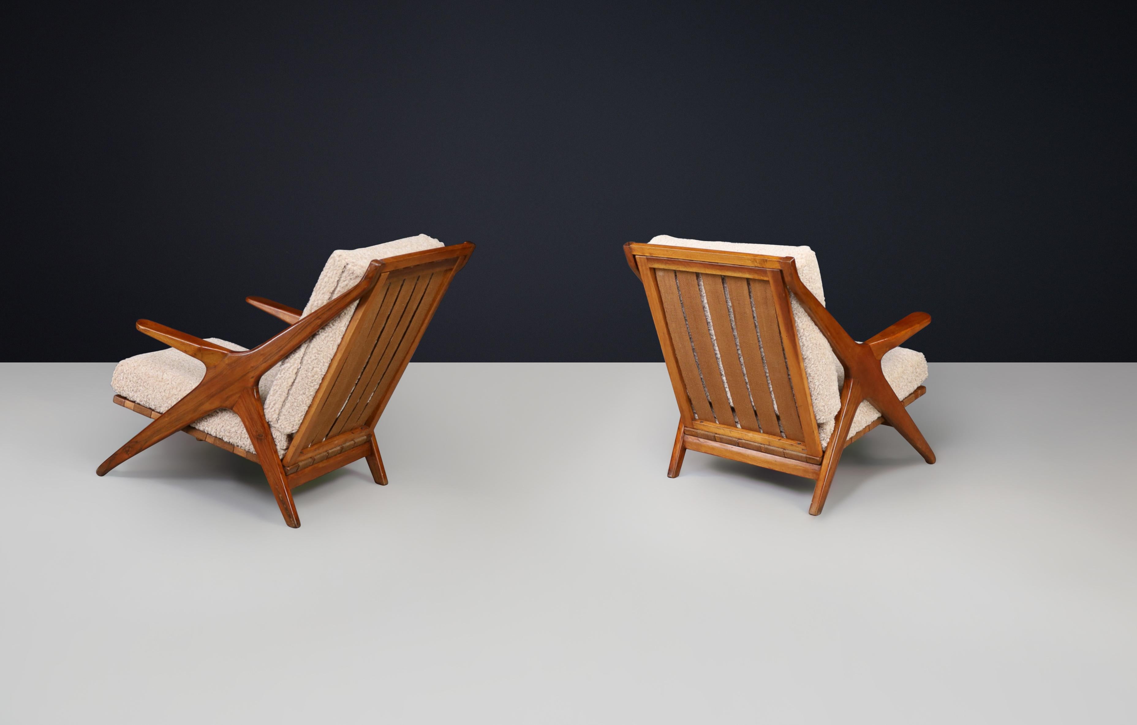 Coppia di poltrone in legno di noce di metà secolo con tessuto di orsetto, anni '50 in vendita 1