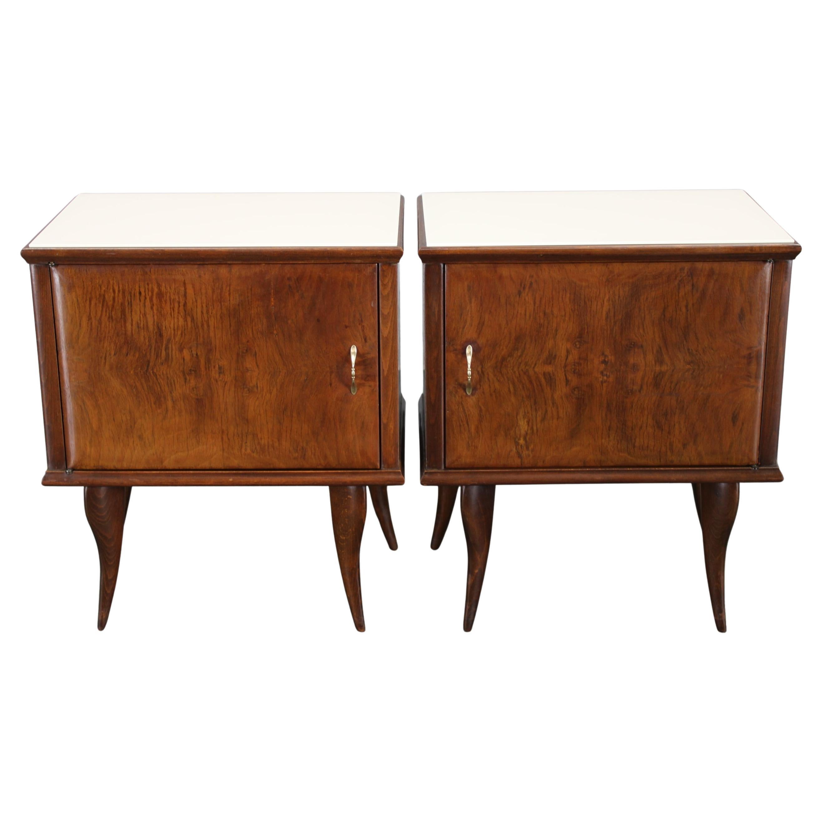 Paire de tables de nuit italiennes du milieu du siècle en noyer avec plateau en verre, années 1950