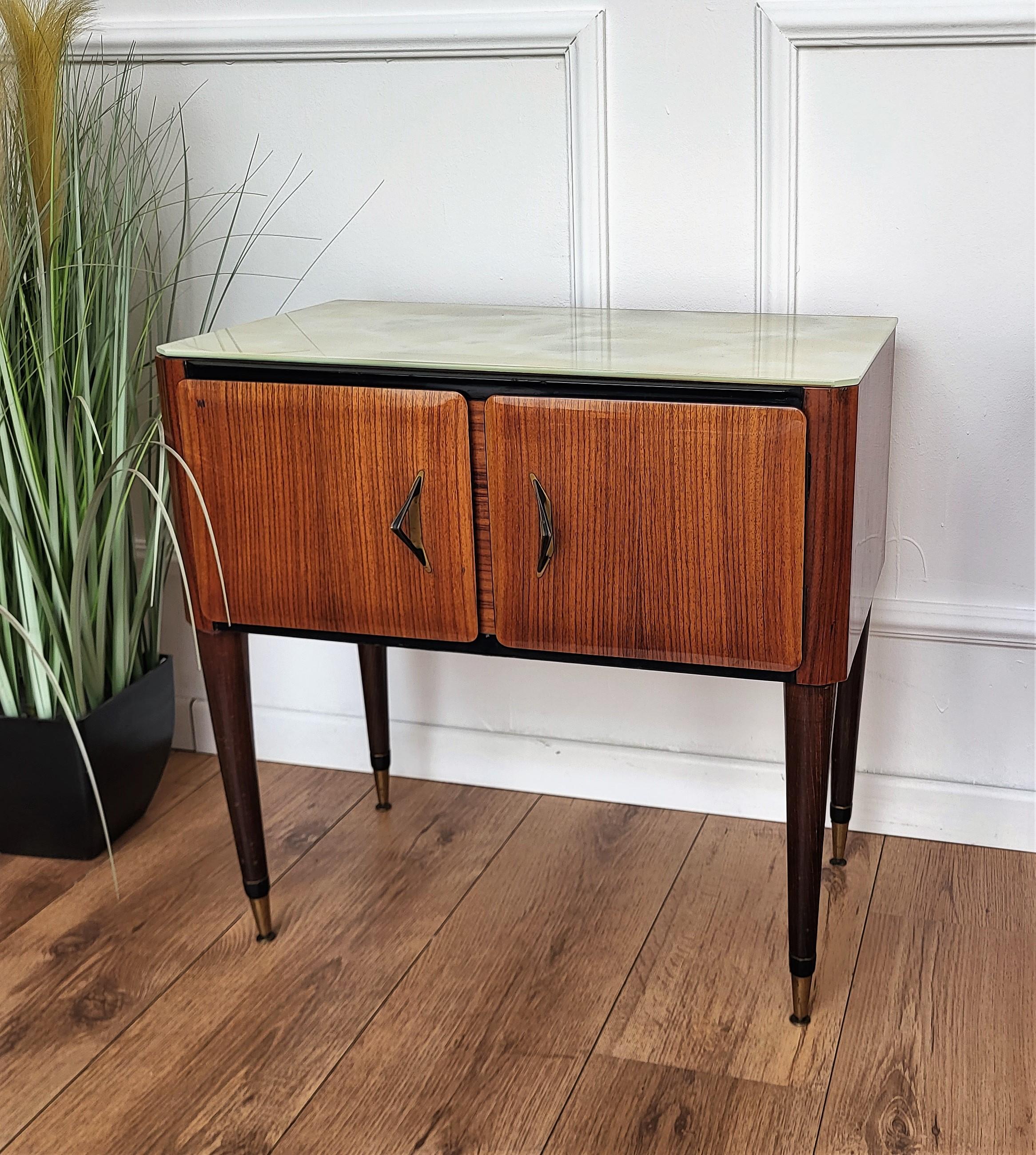 Pair of Mid-Century Italian Wood Brass Night Stands Bedside Tables and Glass Top In Good Condition For Sale In Carimate, Como