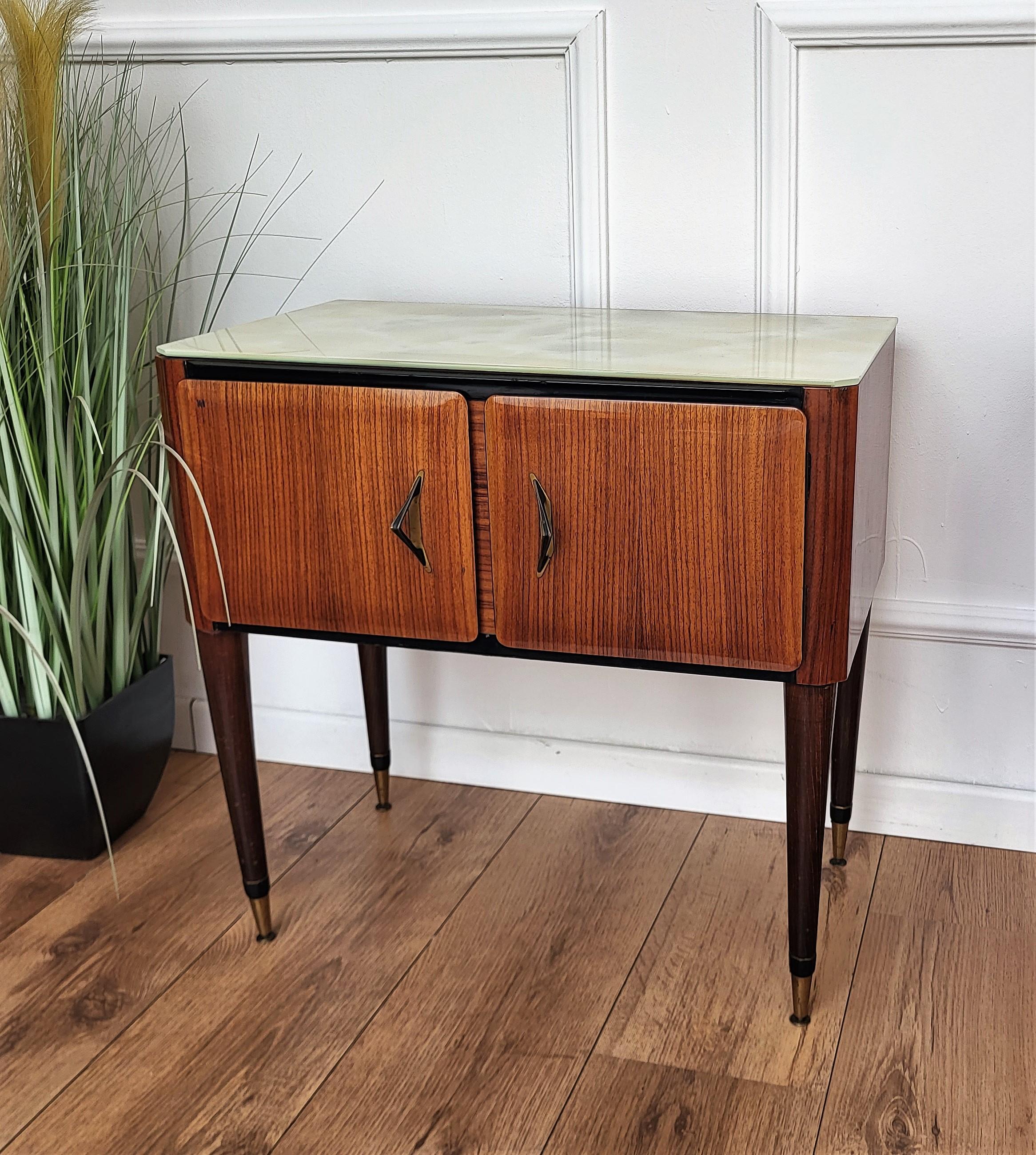 Pair of Mid-Century Italian Wood Brass Night Stands Bedside Tables and Glass Top In Good Condition In Carimate, Como