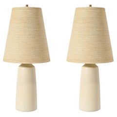 Coppia di lampade da tavolo in ceramica smaltata avorio di metà secolo di Lotte and Gunnar Bostlund