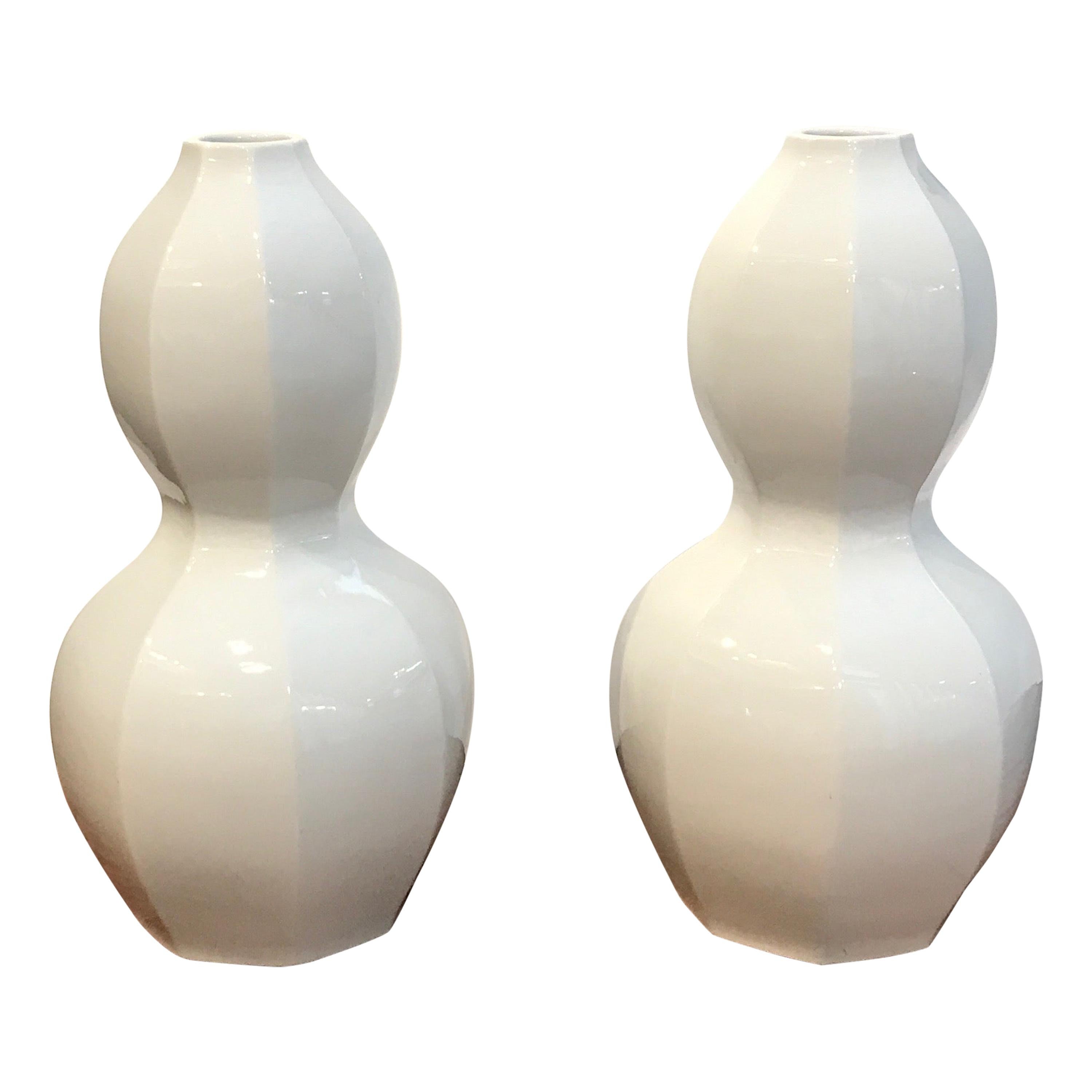 Paire de vases en forme de gourdes en blanc de Chine du milieu du siècle dernier du Japon