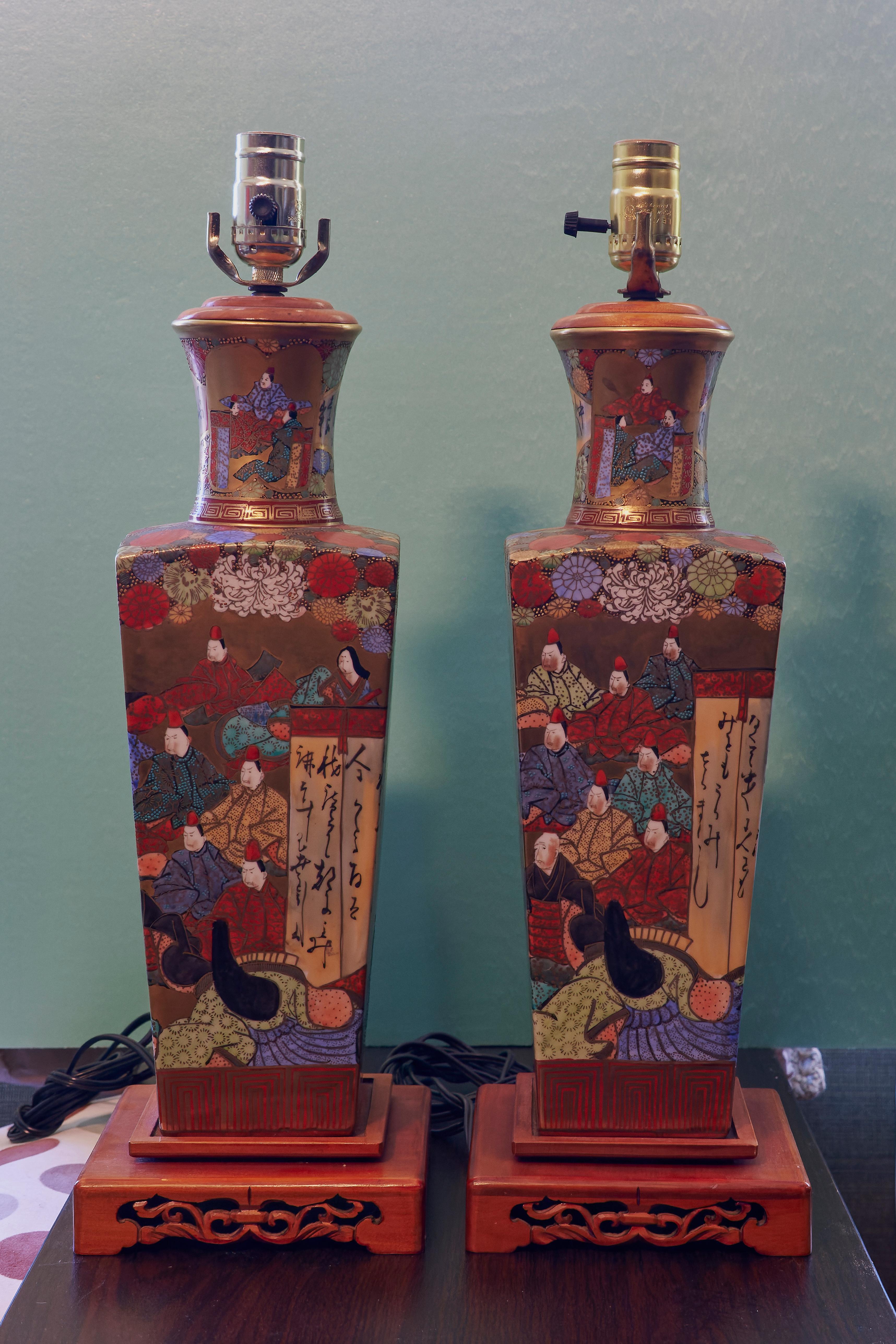 Paire de Kutani japonais du milieu du siècle dernier 
Lampes de table en forme de vase peintes à la main sur des bases en bois sculpté.

6.25