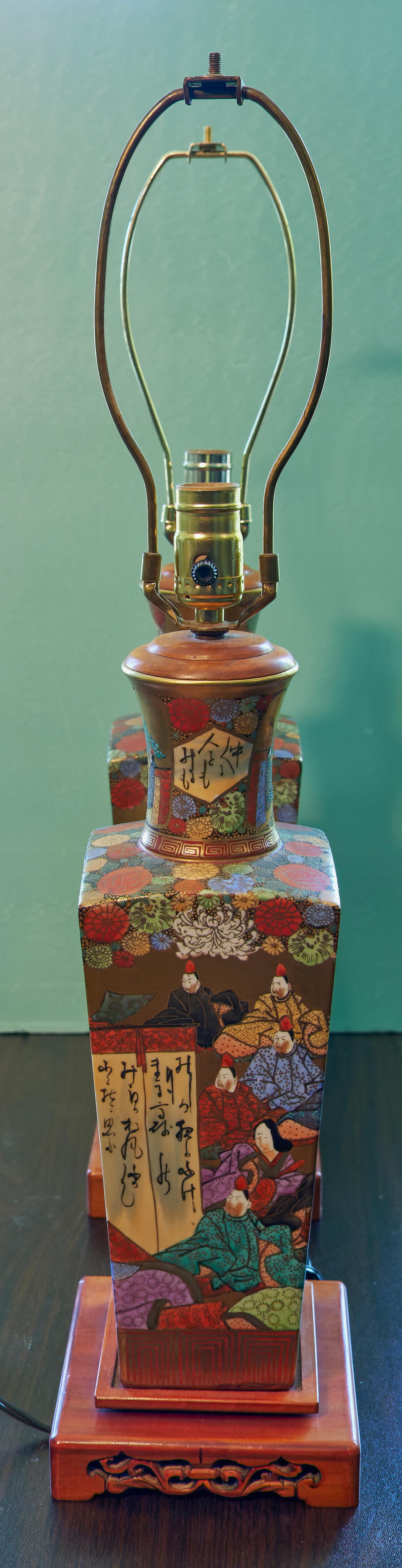 20ième siècle Paire de Kutani japonais du milieu du siècle dernier  Lampes de table vase peintes à la main en vente
