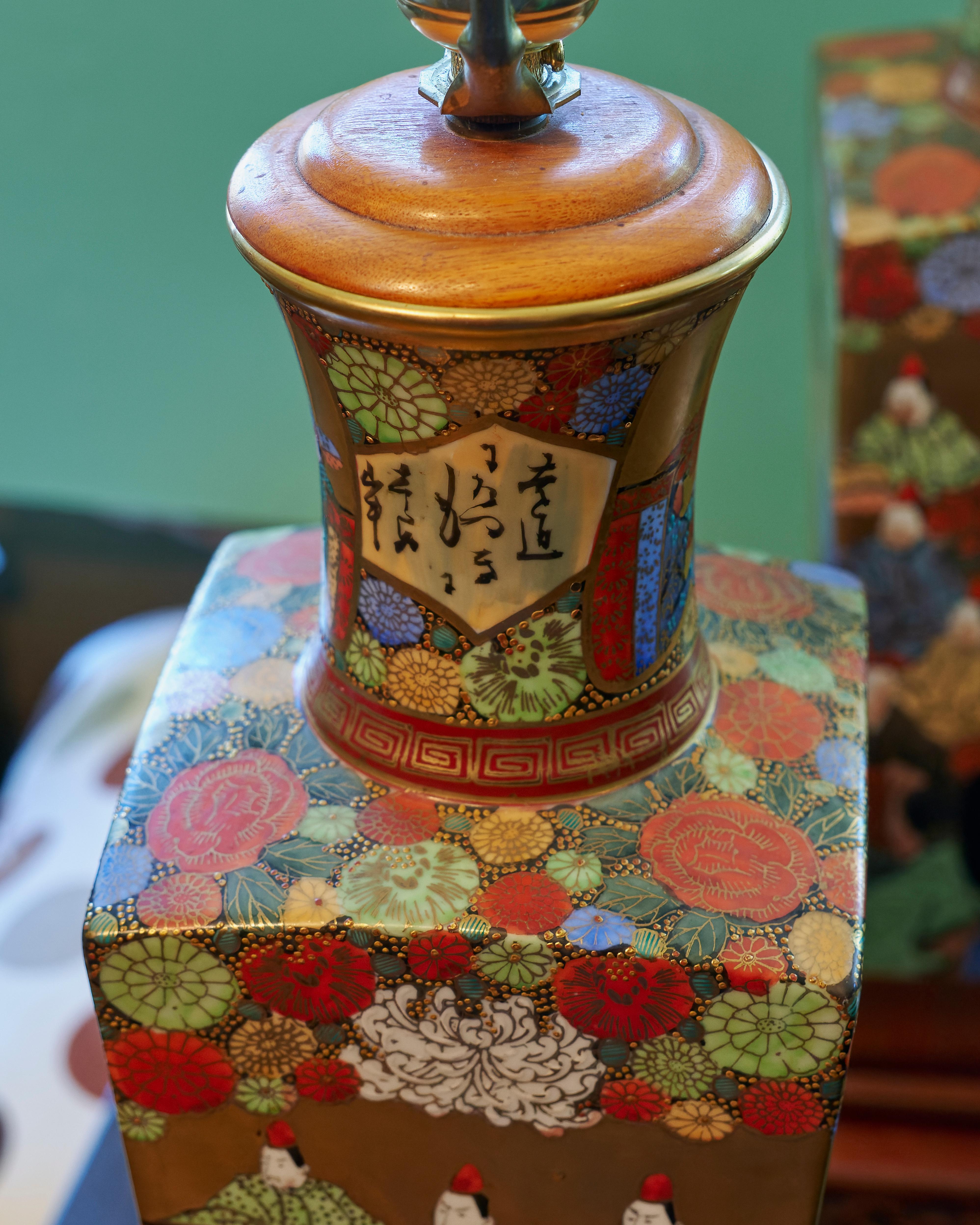 Bois Paire de Kutani japonais du milieu du siècle dernier  Lampes de table vase peintes à la main en vente