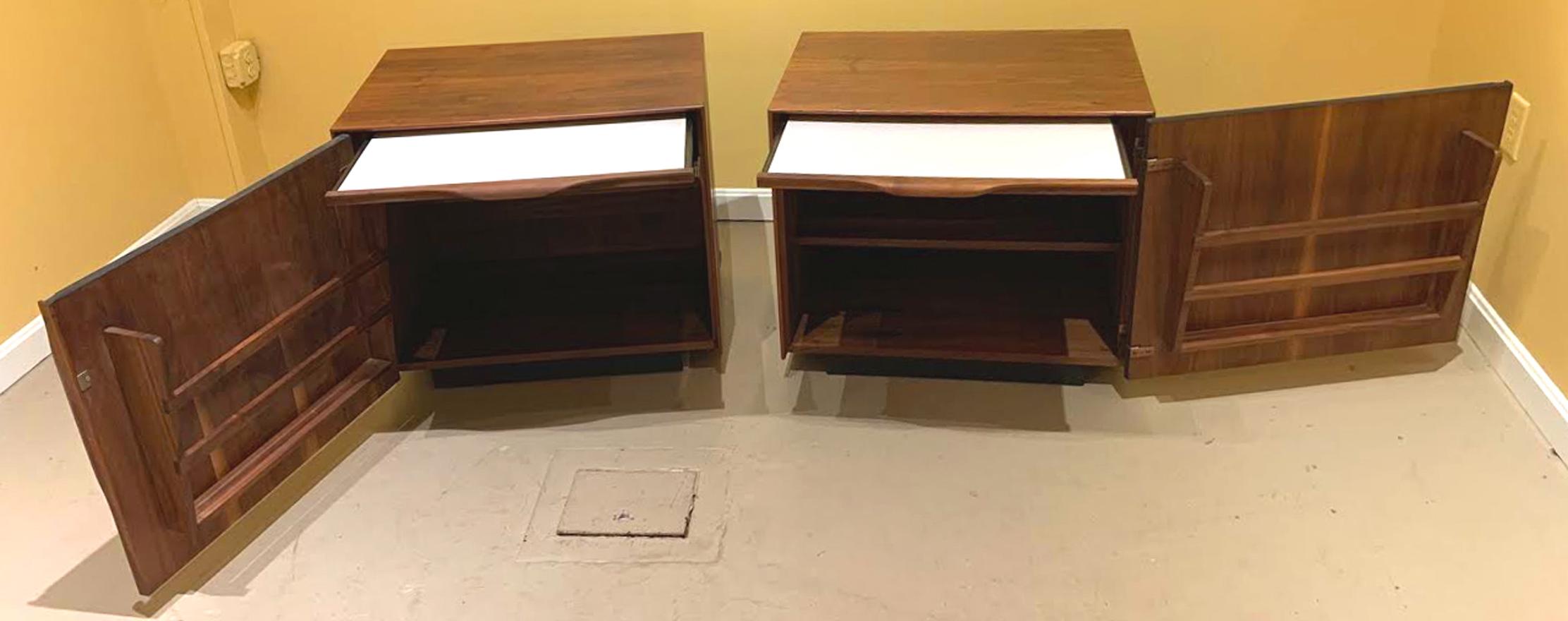 Pair of Midcentury John Kapel Walnut Side Tables or Nightstands for Glenn of CA In Good Condition In Milford, NH