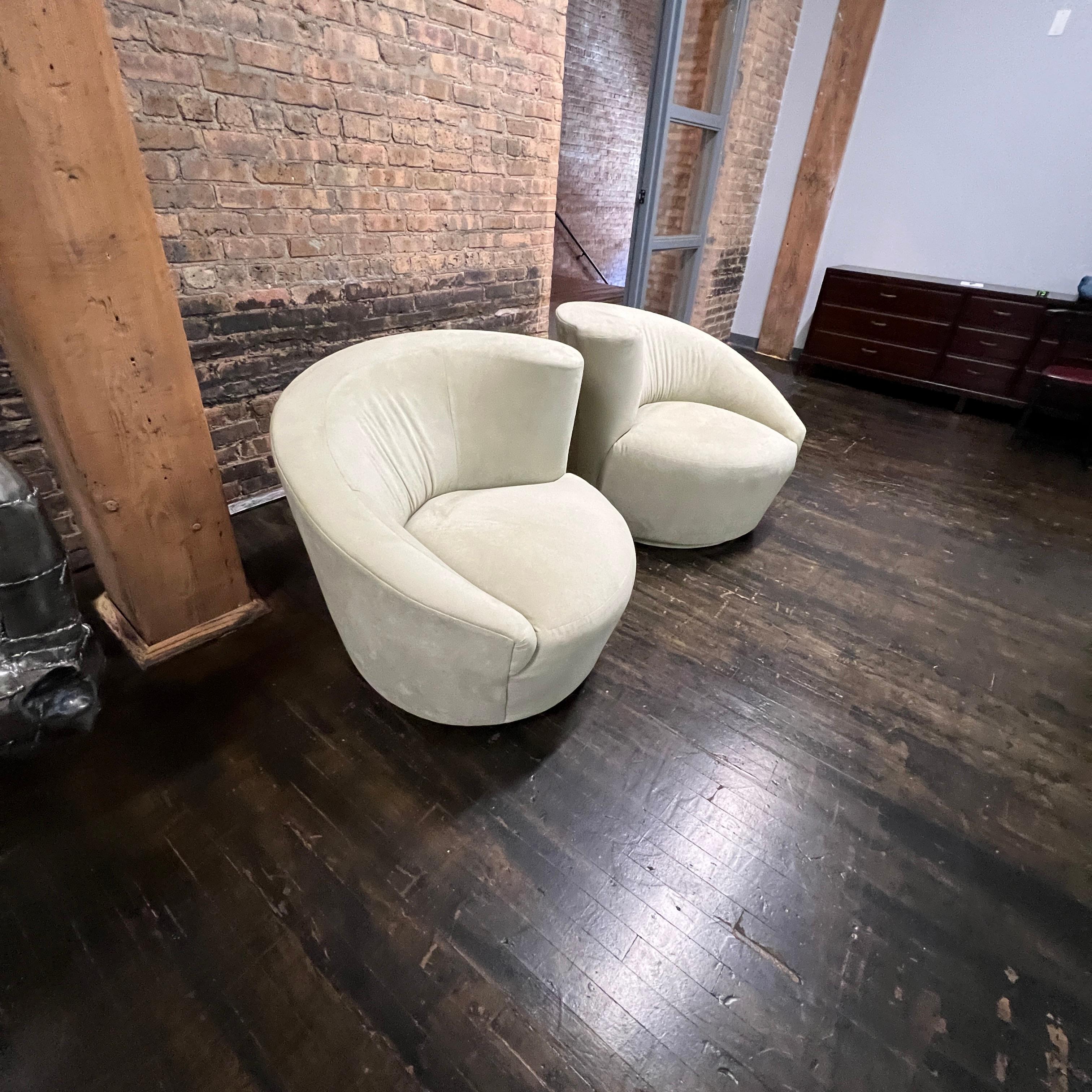 20th Century Pair of Mid-Century Swivel Chairs in Light Green Ultrasuede For Sale