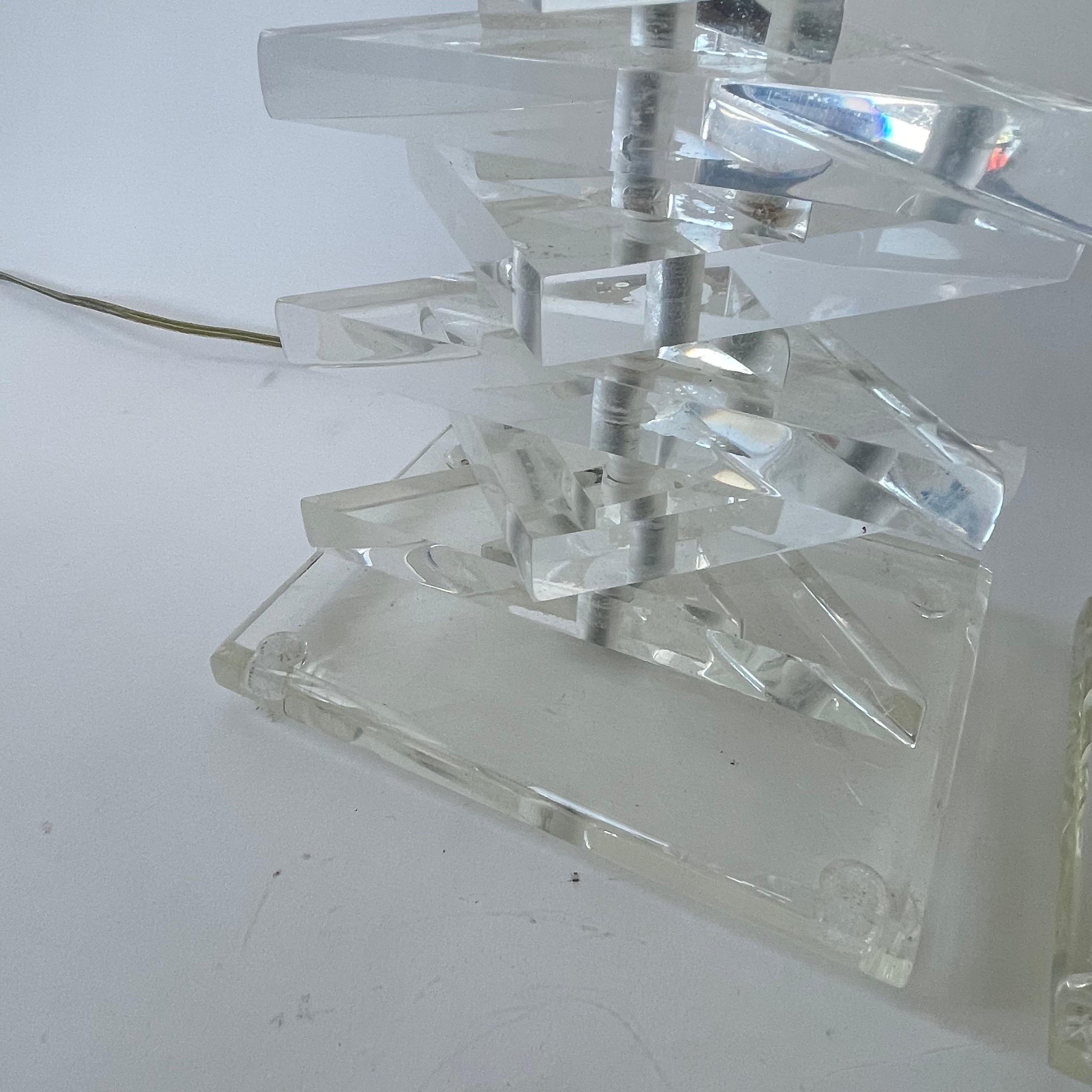 Coppia di lampade triangolari in lucite impilate in stile Karl Springer, 1970 in vendita 2