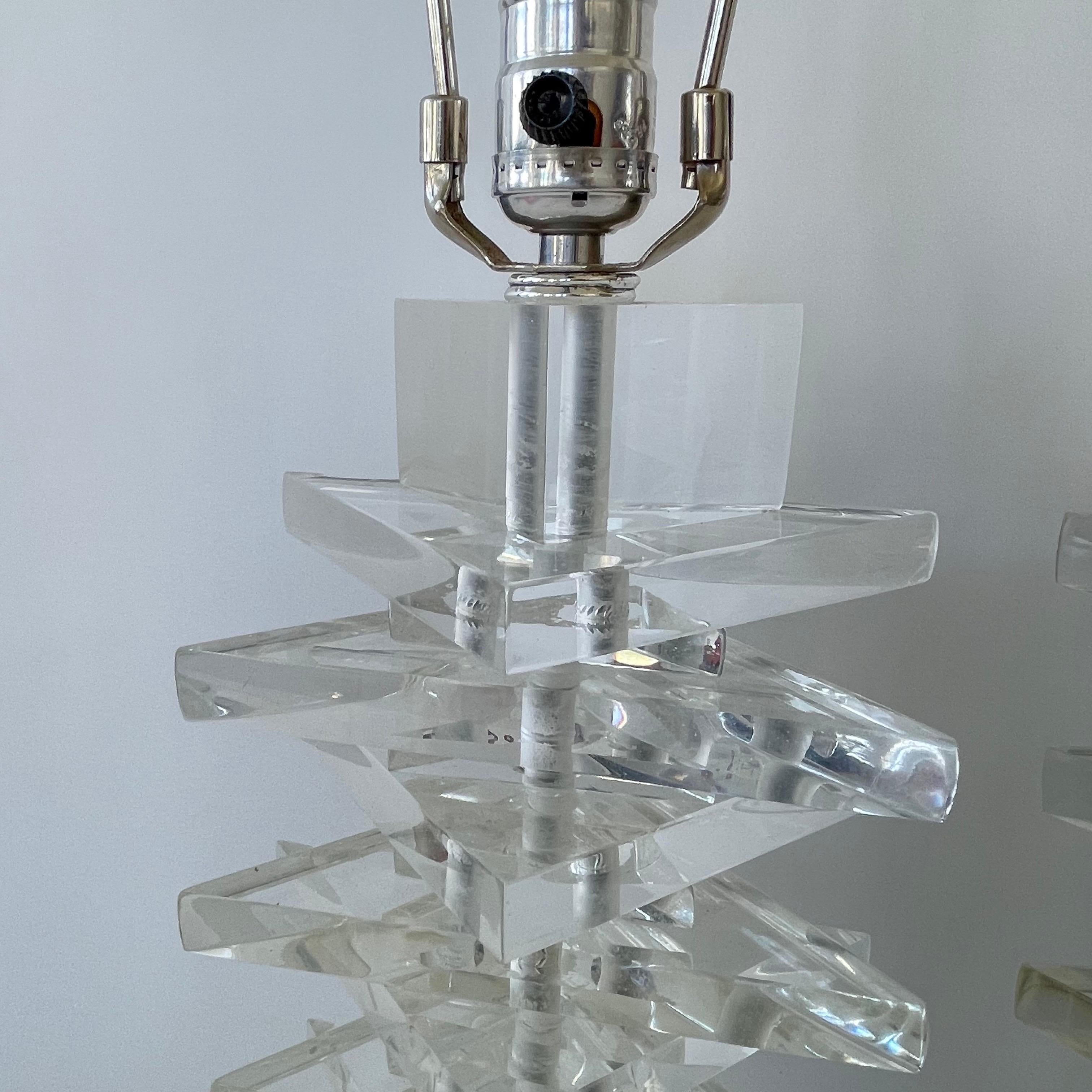 Coppia di lampade triangolari in lucite impilate in stile Karl Springer, 1970 in vendita 3