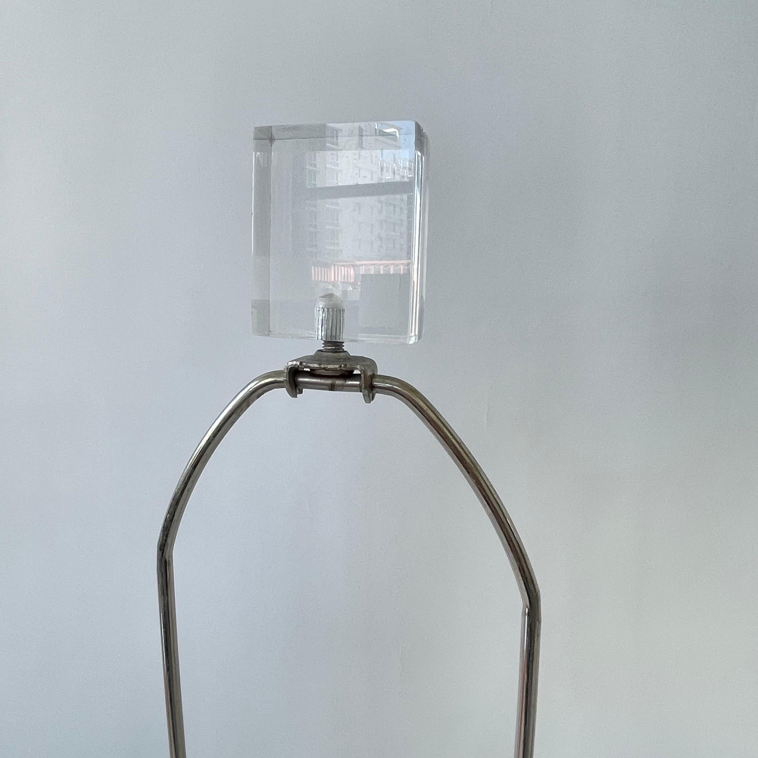 Coppia di lampade triangolari in lucite impilate in stile Karl Springer, 1970 in vendita 4