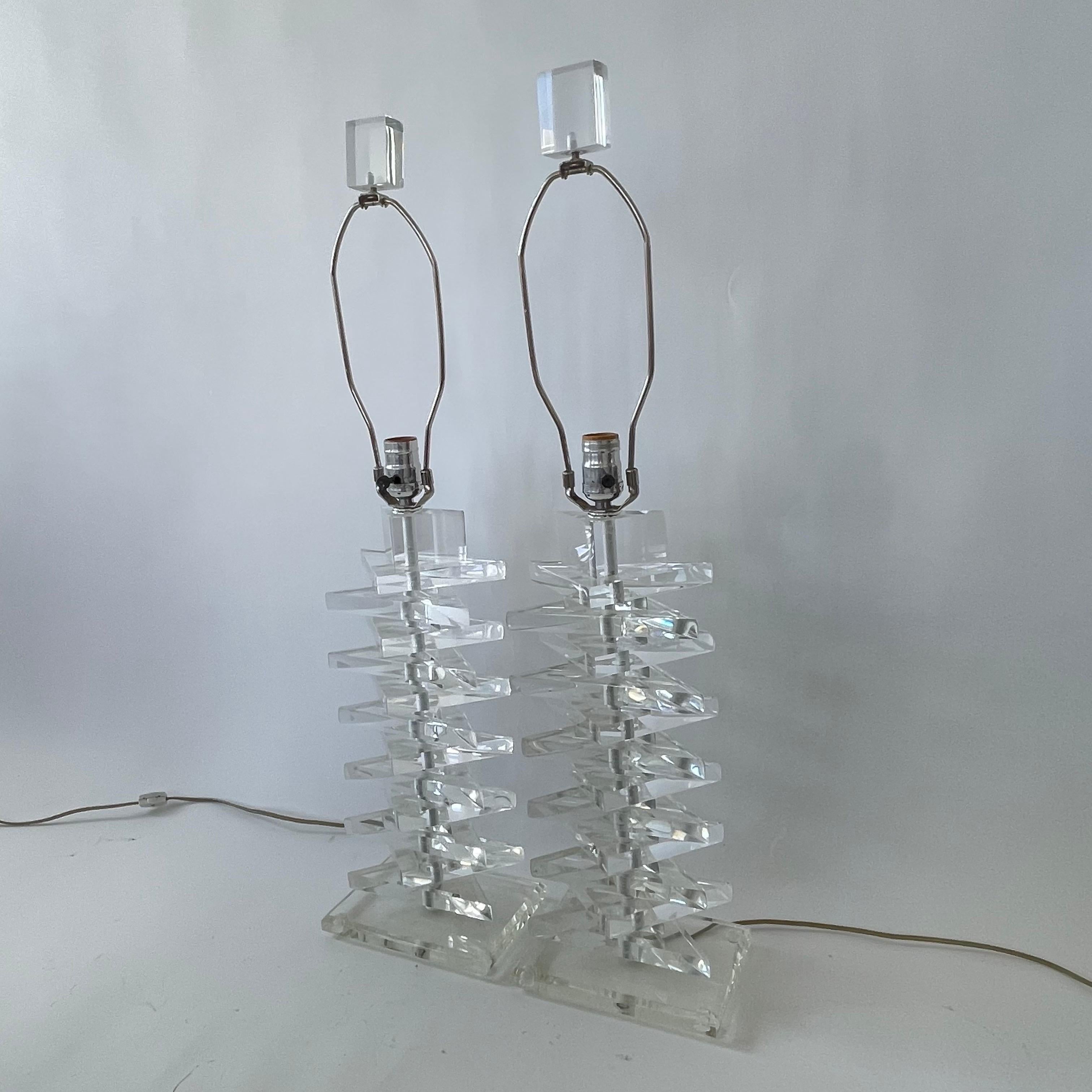 Mid-Century moderno Coppia di lampade triangolari in lucite impilate in stile Karl Springer, 1970 in vendita