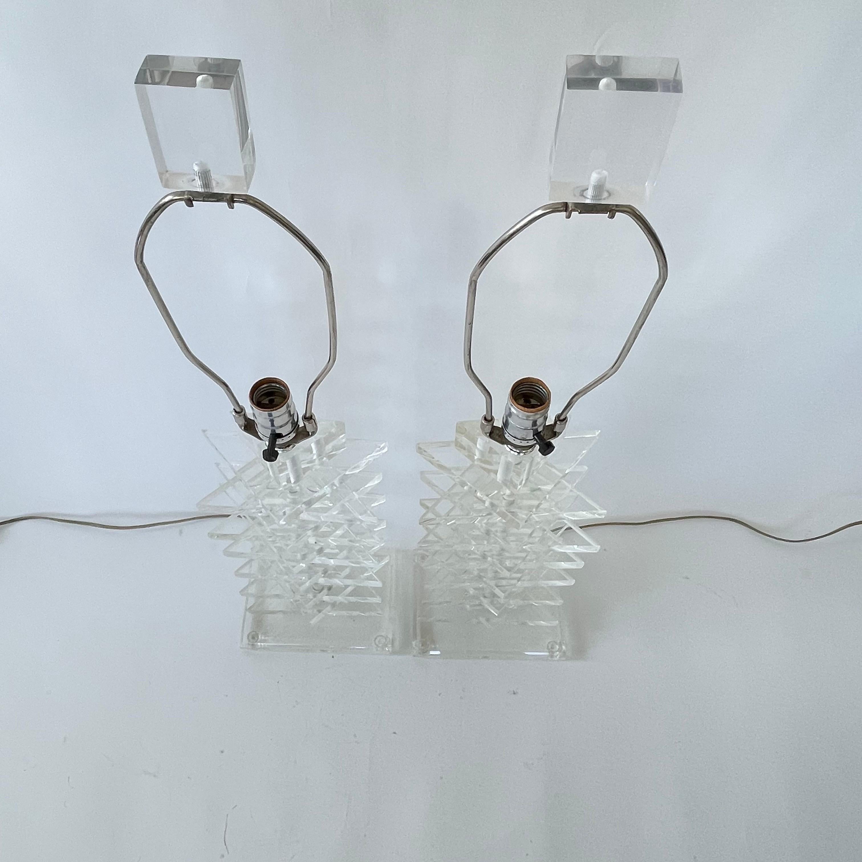 Americano Coppia di lampade triangolari in lucite impilate in stile Karl Springer, 1970 in vendita