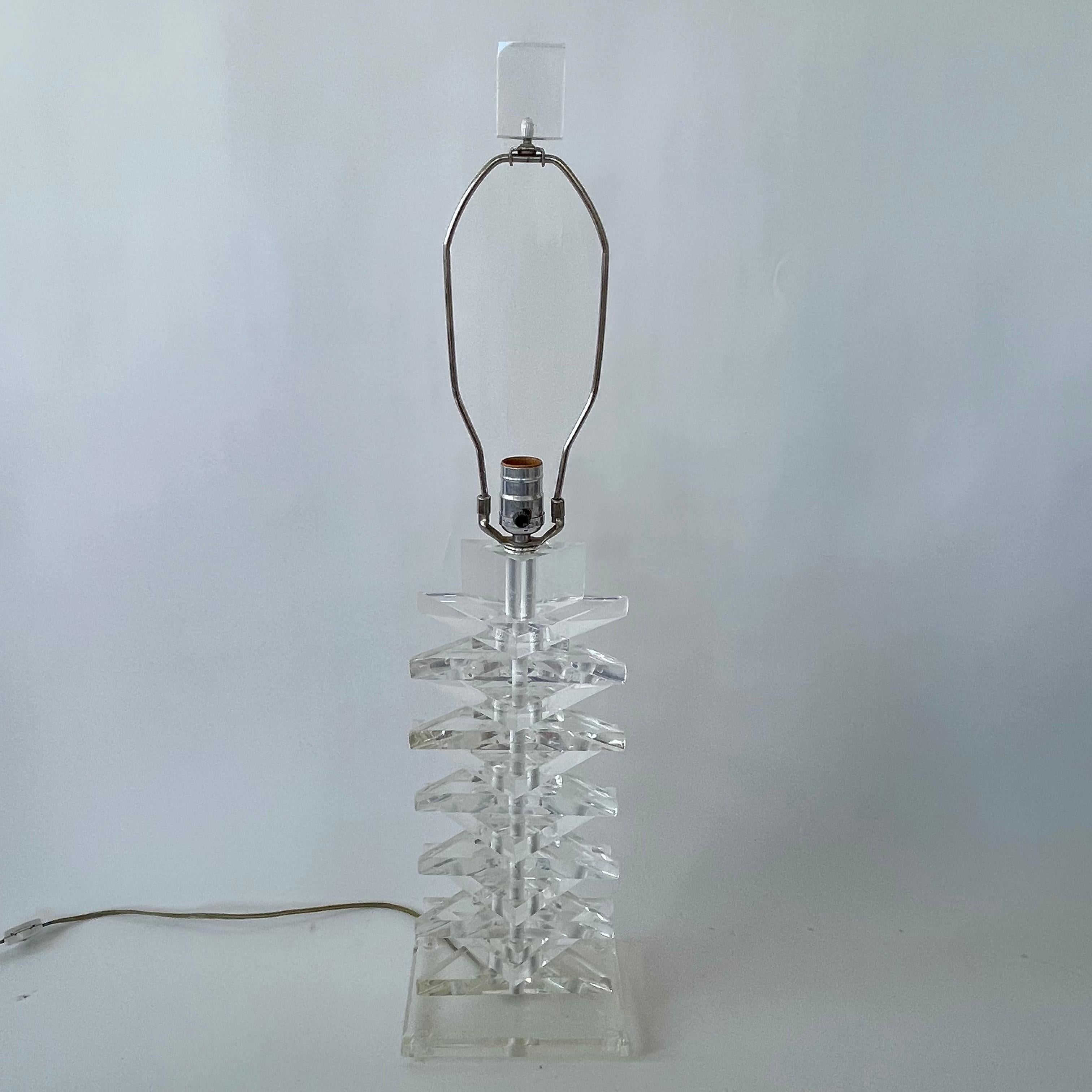 Lucidato Coppia di lampade triangolari in lucite impilate in stile Karl Springer, 1970 in vendita