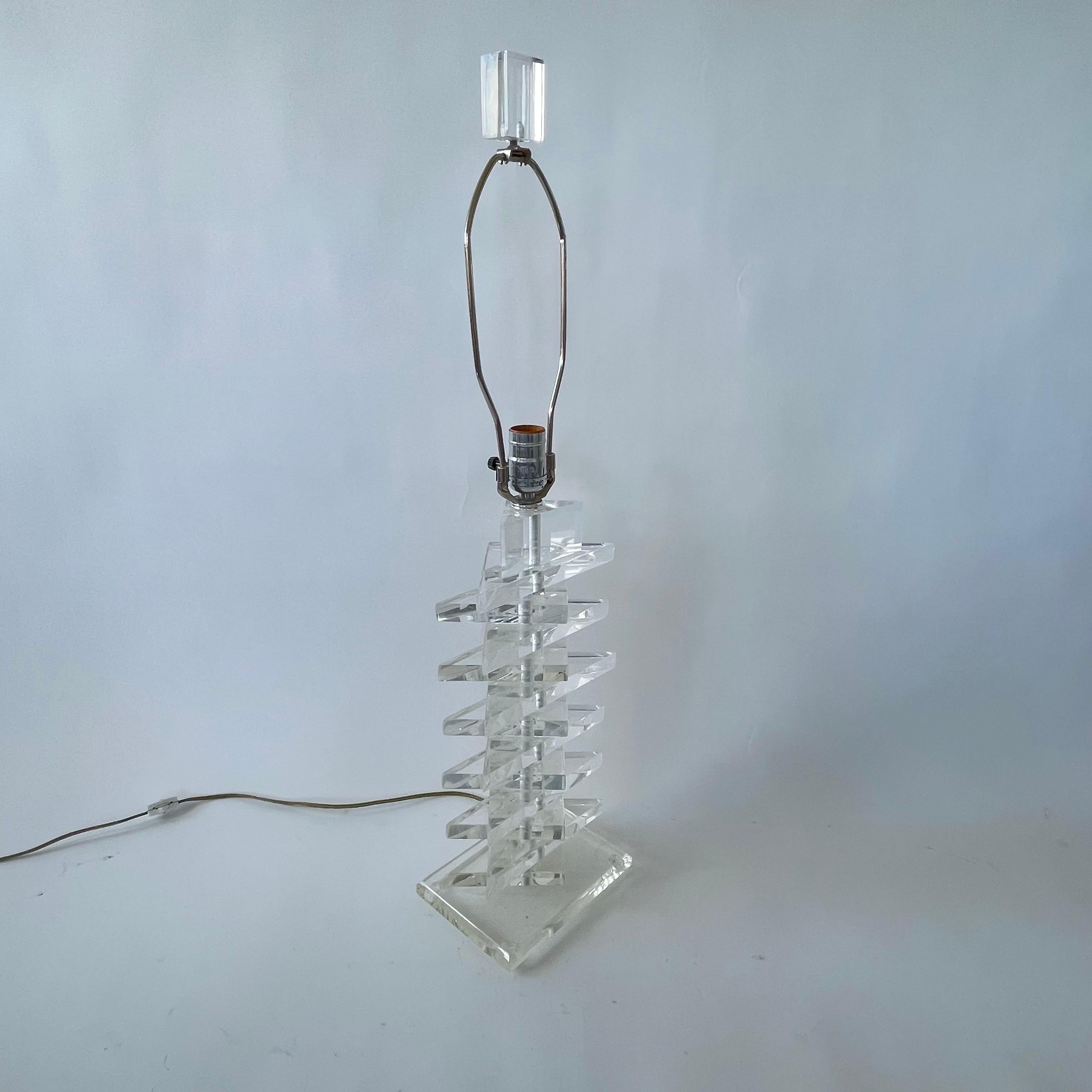Coppia di lampade triangolari in lucite impilate in stile Karl Springer, 1970 In condizioni buone in vendita a Miami, FL