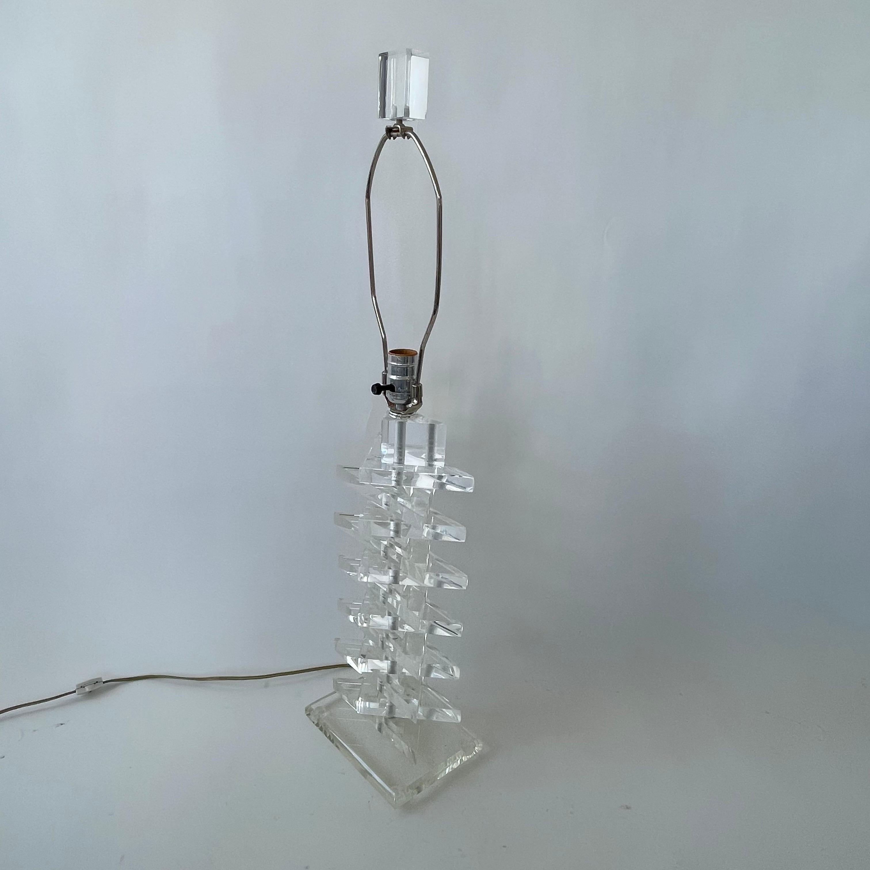 XX secolo Coppia di lampade triangolari in lucite impilate in stile Karl Springer, 1970 in vendita