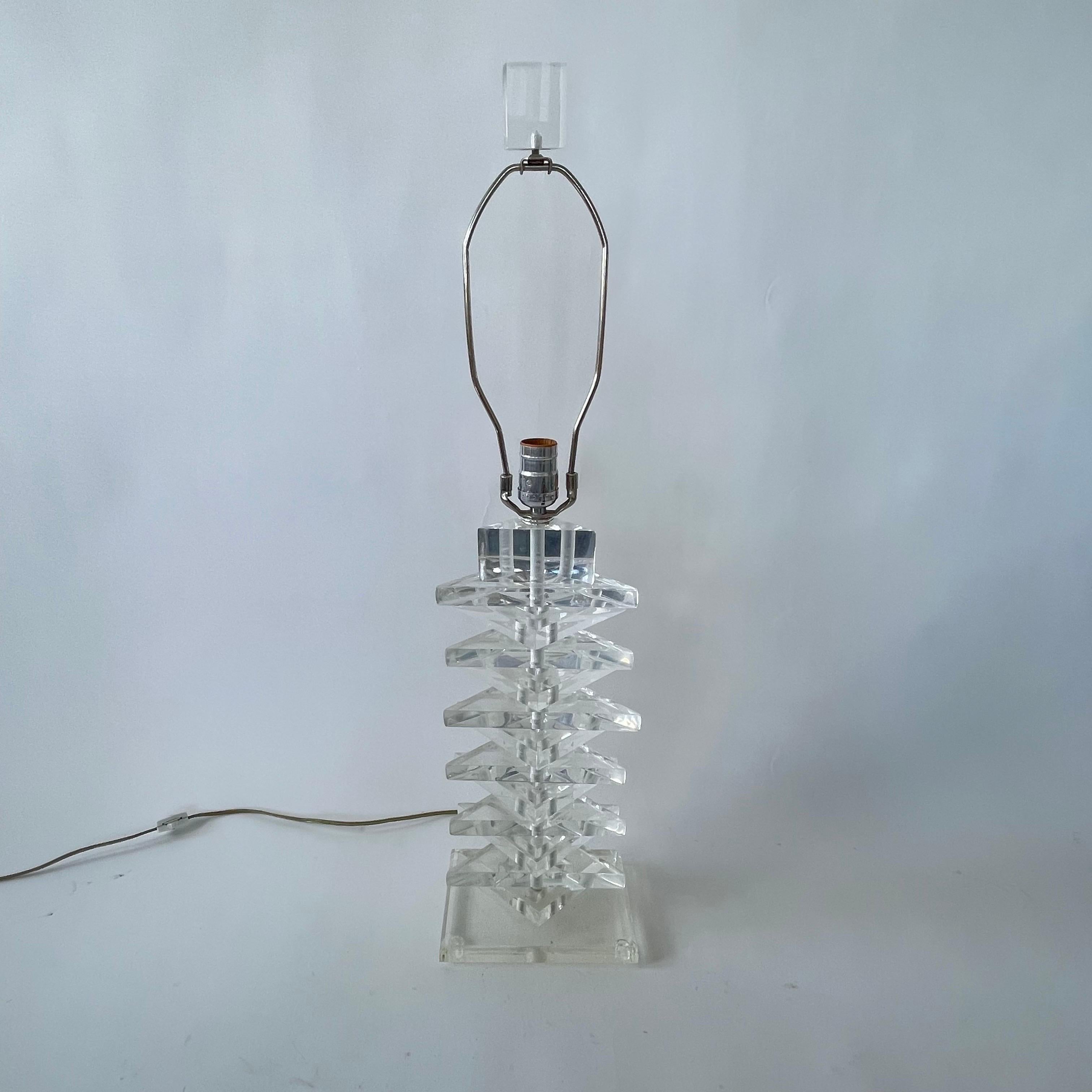 Metallo Coppia di lampade triangolari in lucite impilate in stile Karl Springer, 1970 in vendita