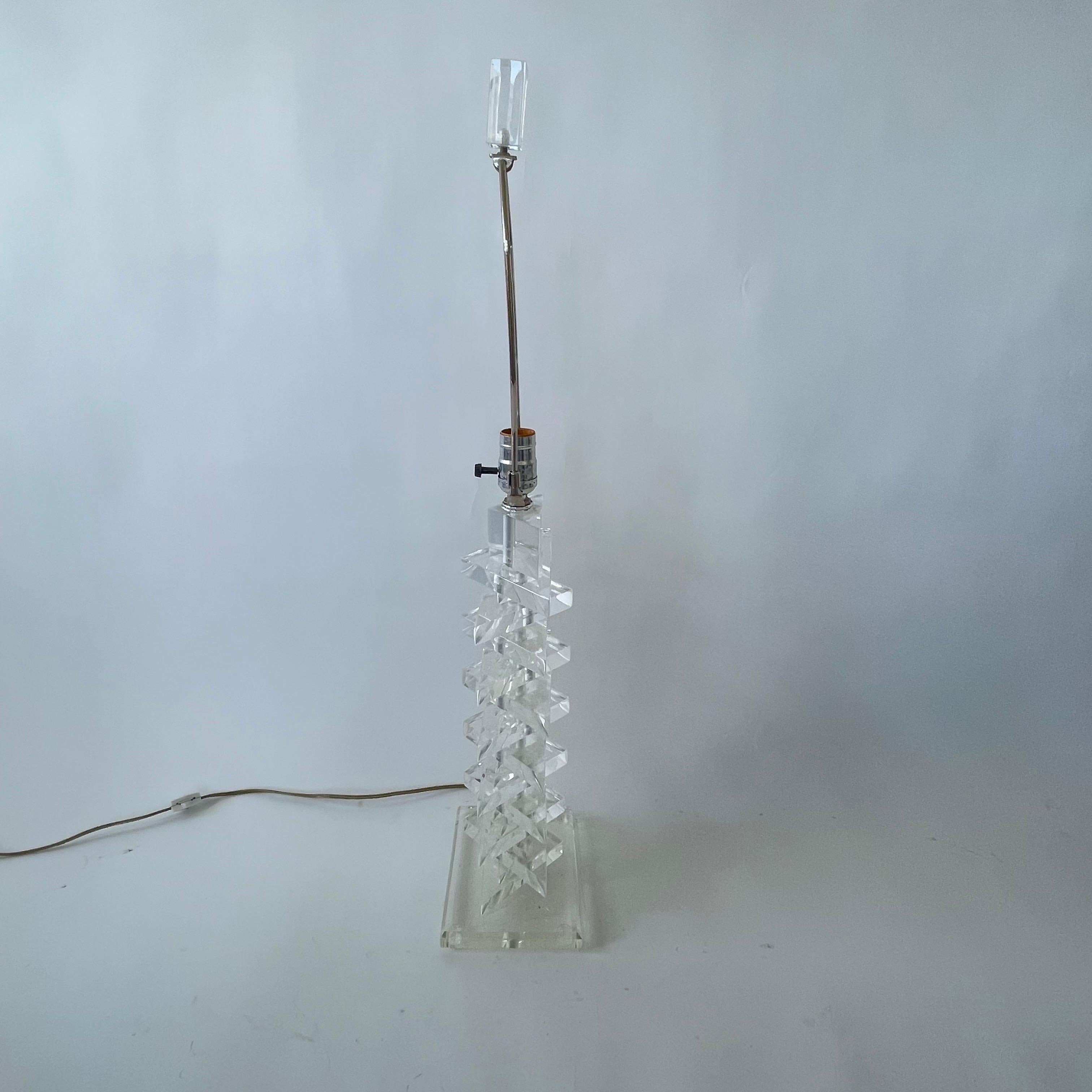 Coppia di lampade triangolari in lucite impilate in stile Karl Springer, 1970 in vendita 1