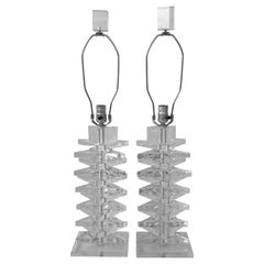 Coppia di lampade triangolari in lucite impilate in stile Karl Springer, 1970
