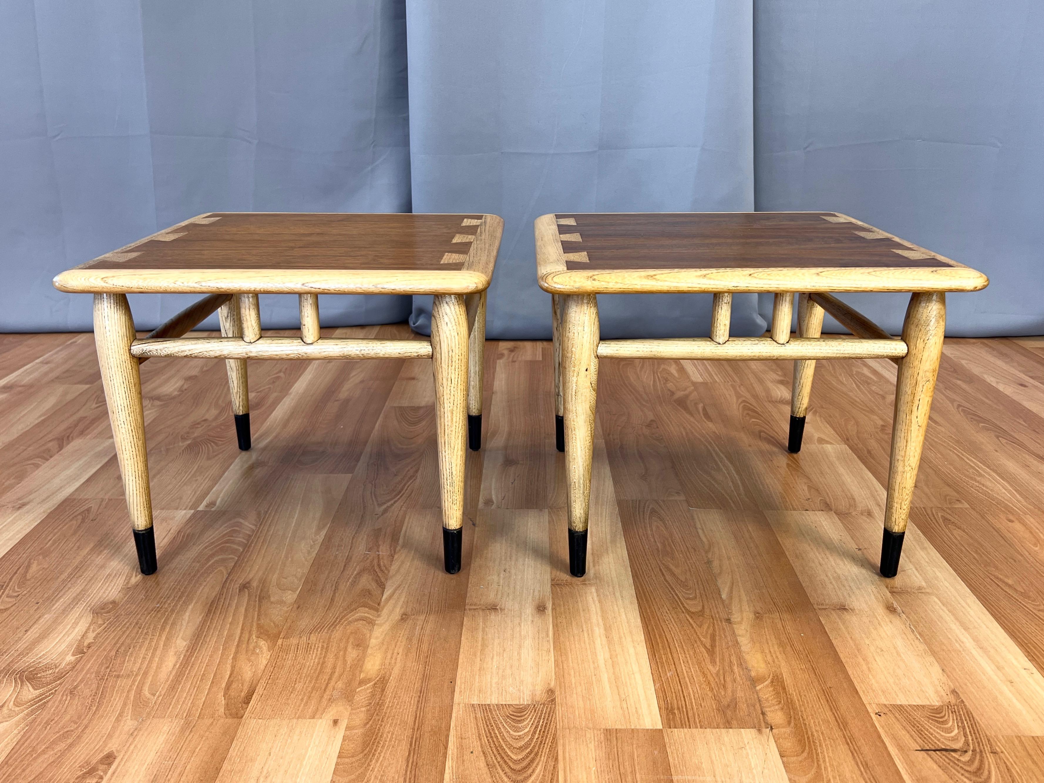 Un par de escasas mesas de aperitivo Lane Acclaim nº 900-18 de 1960, de  El diseñador holandés Andre Bus. 

Un diseño poco visto de la emblemática línea de muebles modernos de mediados de siglo que se lanzó en 1958. Estas diminutas piezas serían