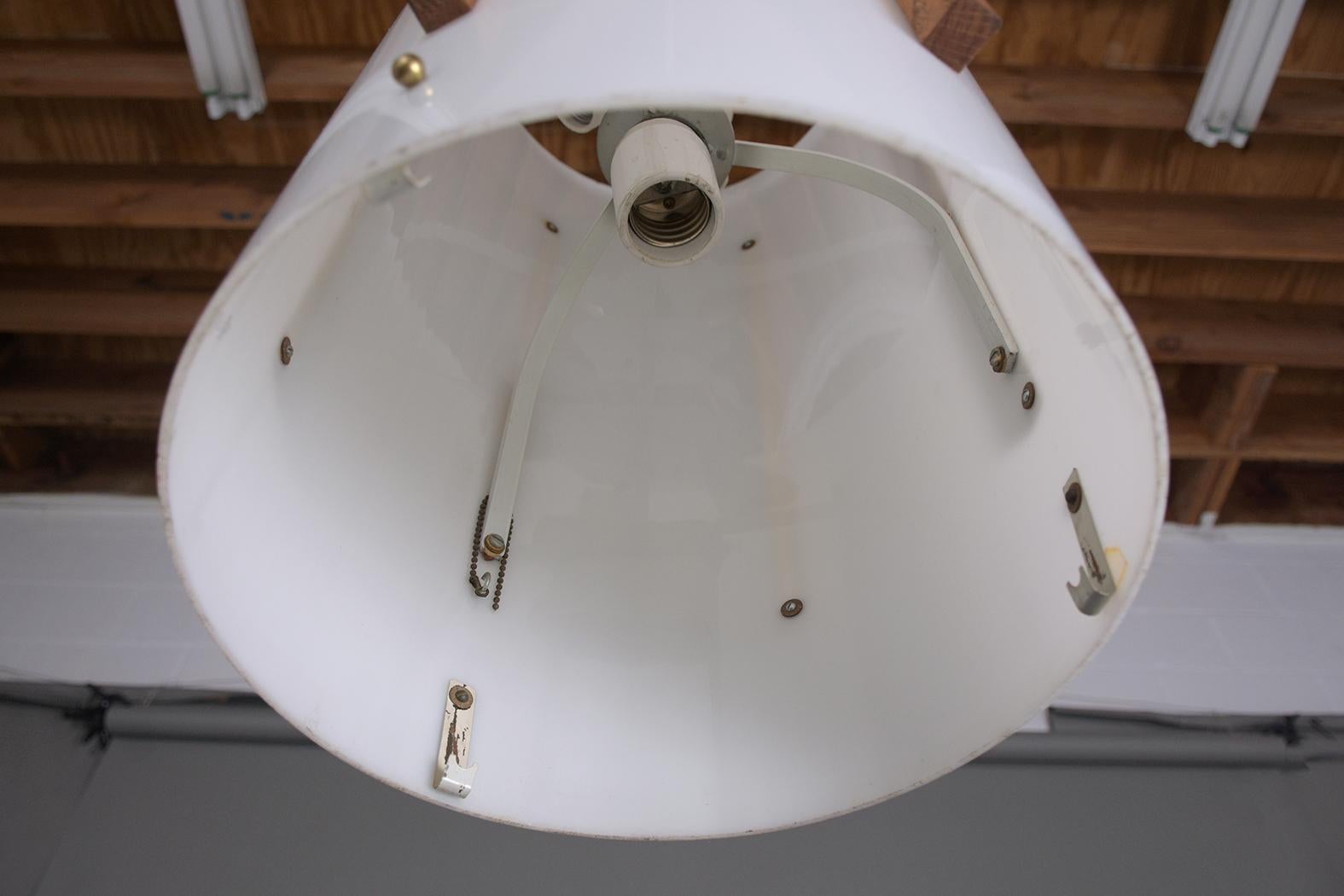 Lanterne vintage di metà secolo in lucite con dettagli in Wood e ottone, con cavo in vendita 4
