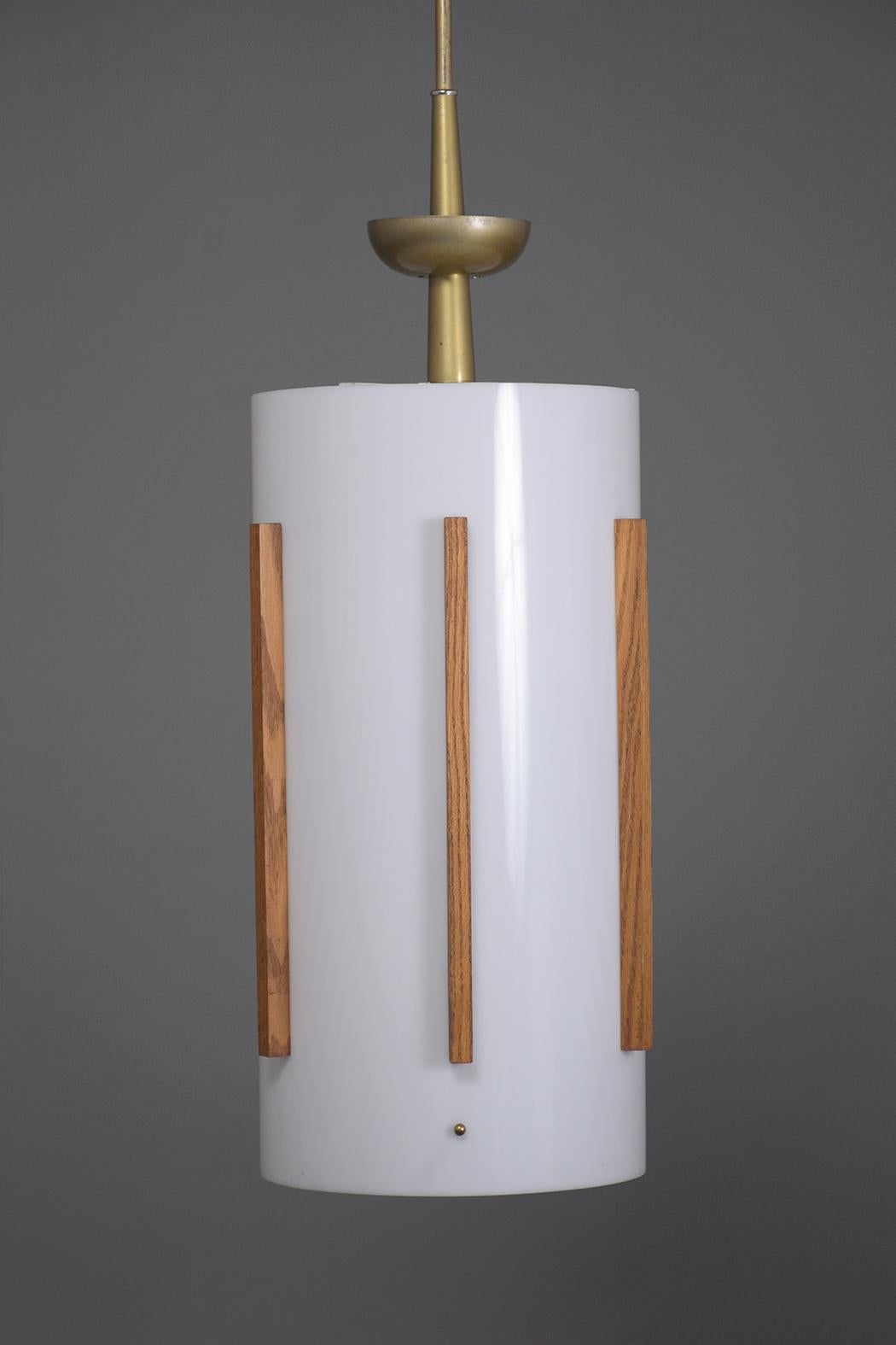 Lanterne vintage di metà secolo in lucite con dettagli in Wood e ottone, con cavo In condizioni buone in vendita a Los Angeles, CA