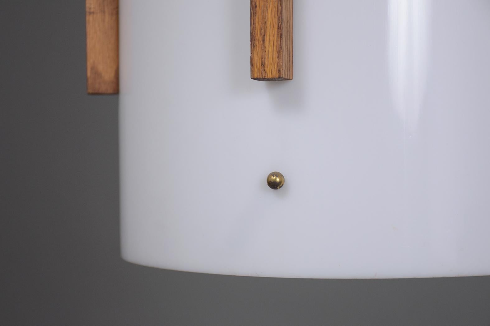 Metà XX secolo Lanterne vintage di metà secolo in lucite con dettagli in Wood e ottone, con cavo in vendita