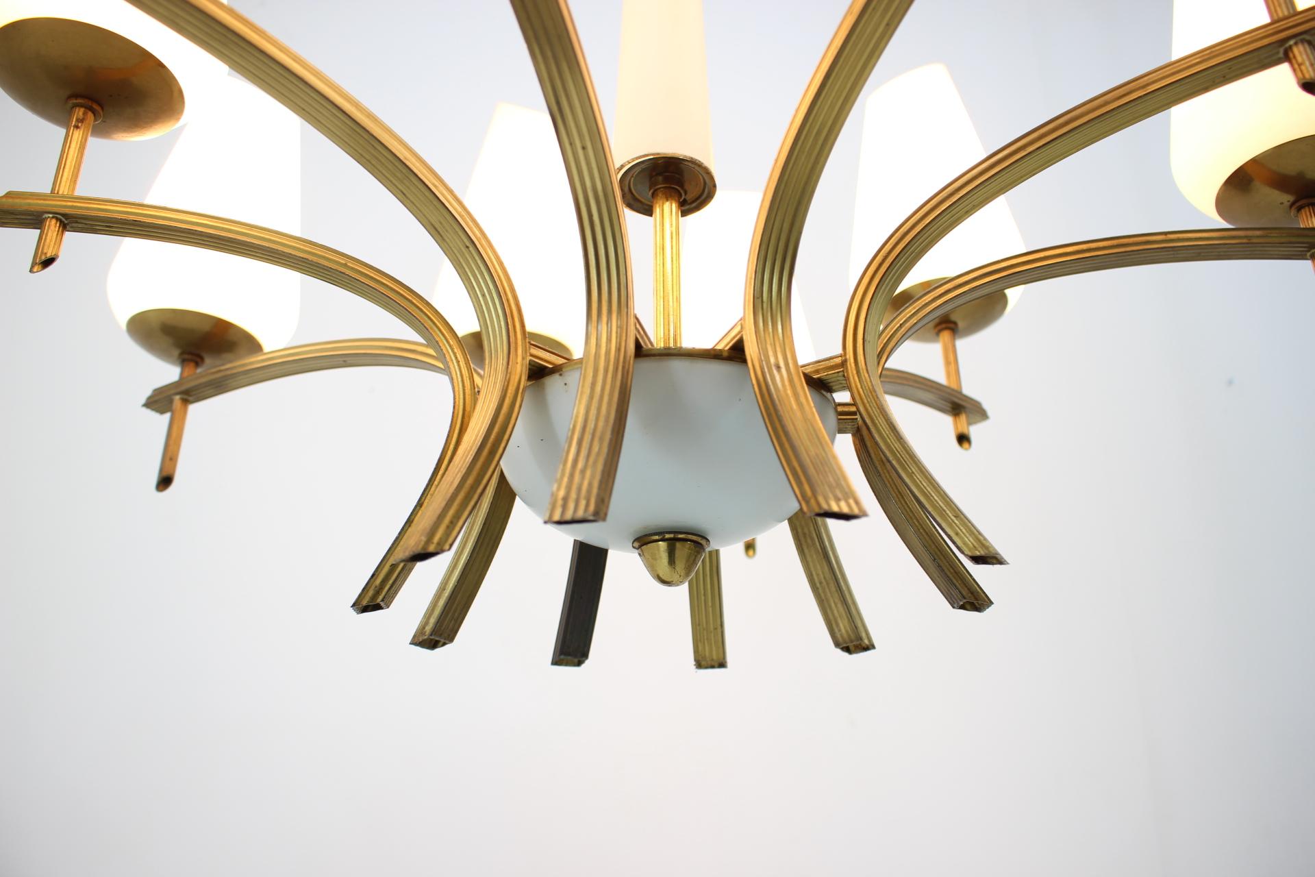 Mid-20th Century Pair of Mid-Century Large Brass Chandeliers, 1960
