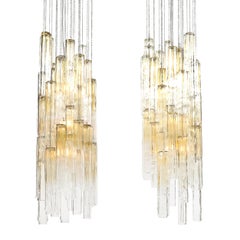 Pareja de grandes candelabros de cristal de calza citrino apagado de mediados de siglo, firmados por Venini