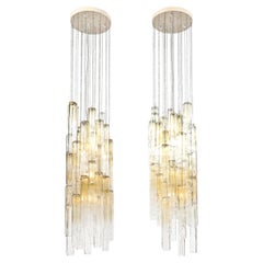Pareja de grandes candelabros de cristal de calza citrino apagado de mediados de siglo, firmados por Venini