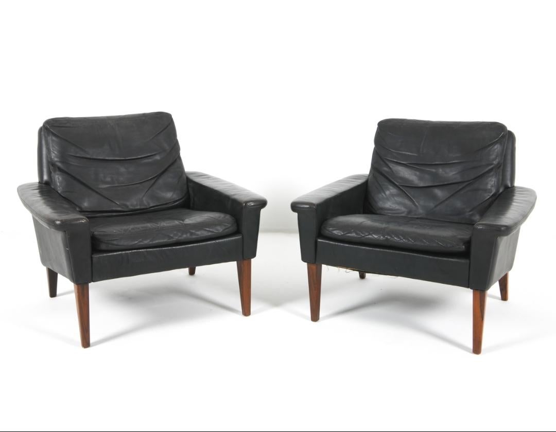 Ein Paar Loungesessel aus Leder und brasilianischem Palisander aus der Mitte des Jahrhunderts (Mitte des 20. Jahrhunderts) im Angebot