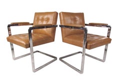 Paire de fauteuils du milieu du siècle en cuir et chrome à touffes