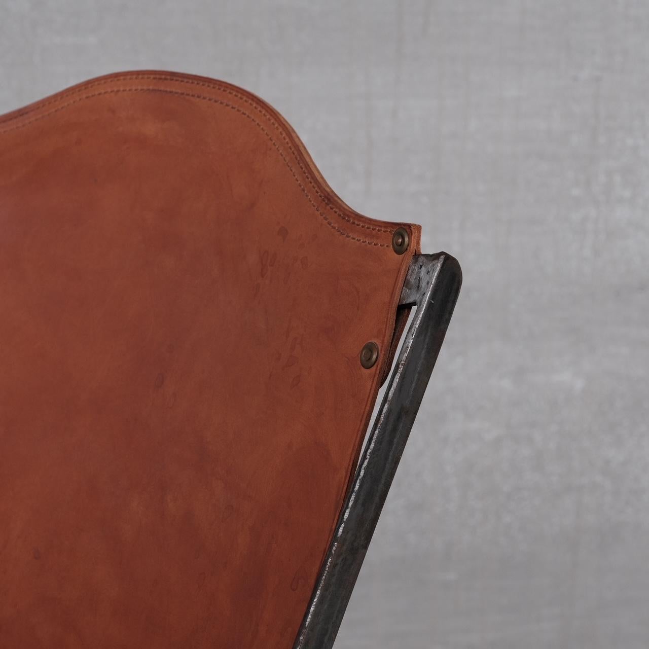 Paire de fauteuils pliants en cuir et métal du milieu du siècle dernier en vente 1
