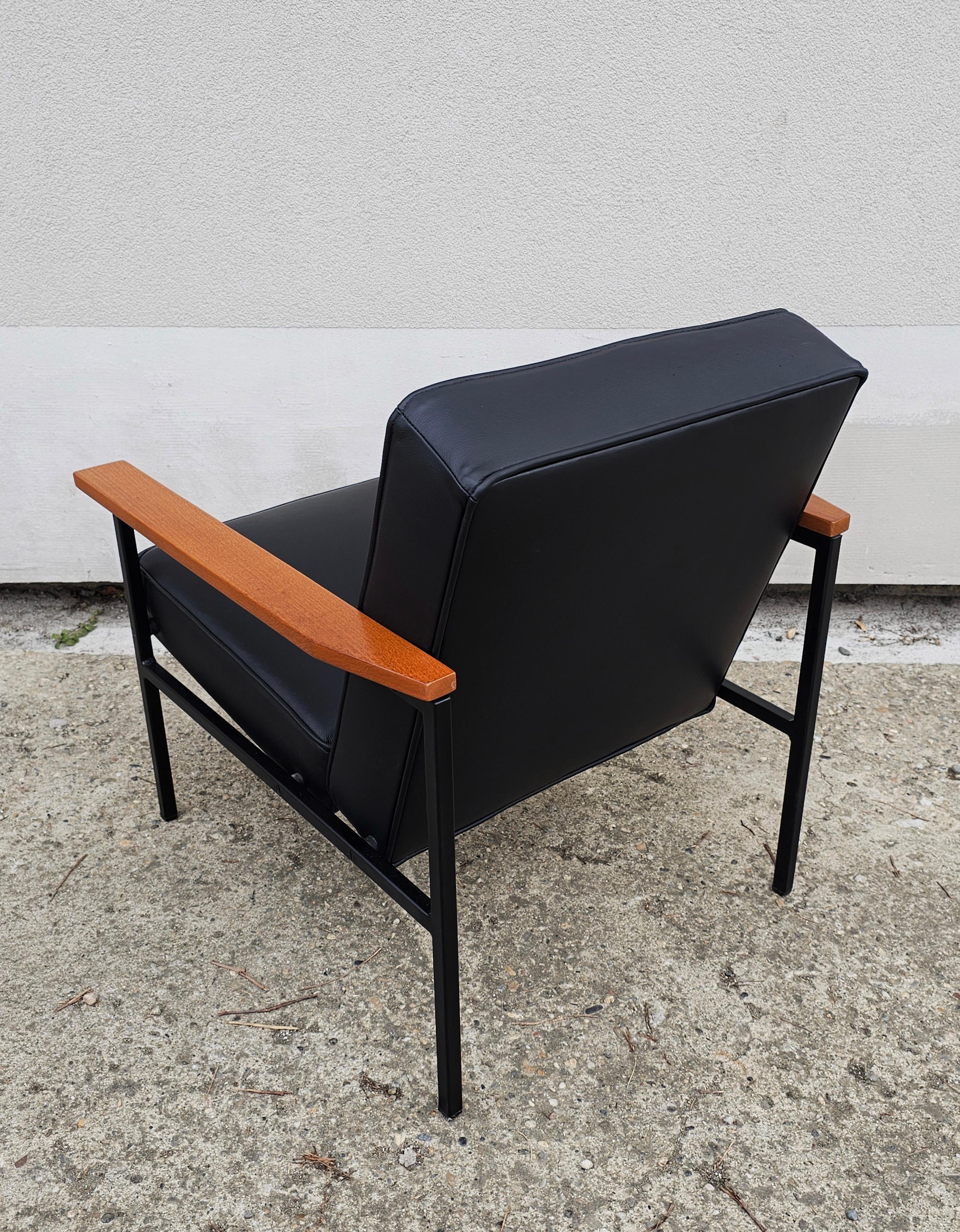 Pair of Mid Century Leather Armchairs by Branko Ursic for Stol Kamnik For Sale 3