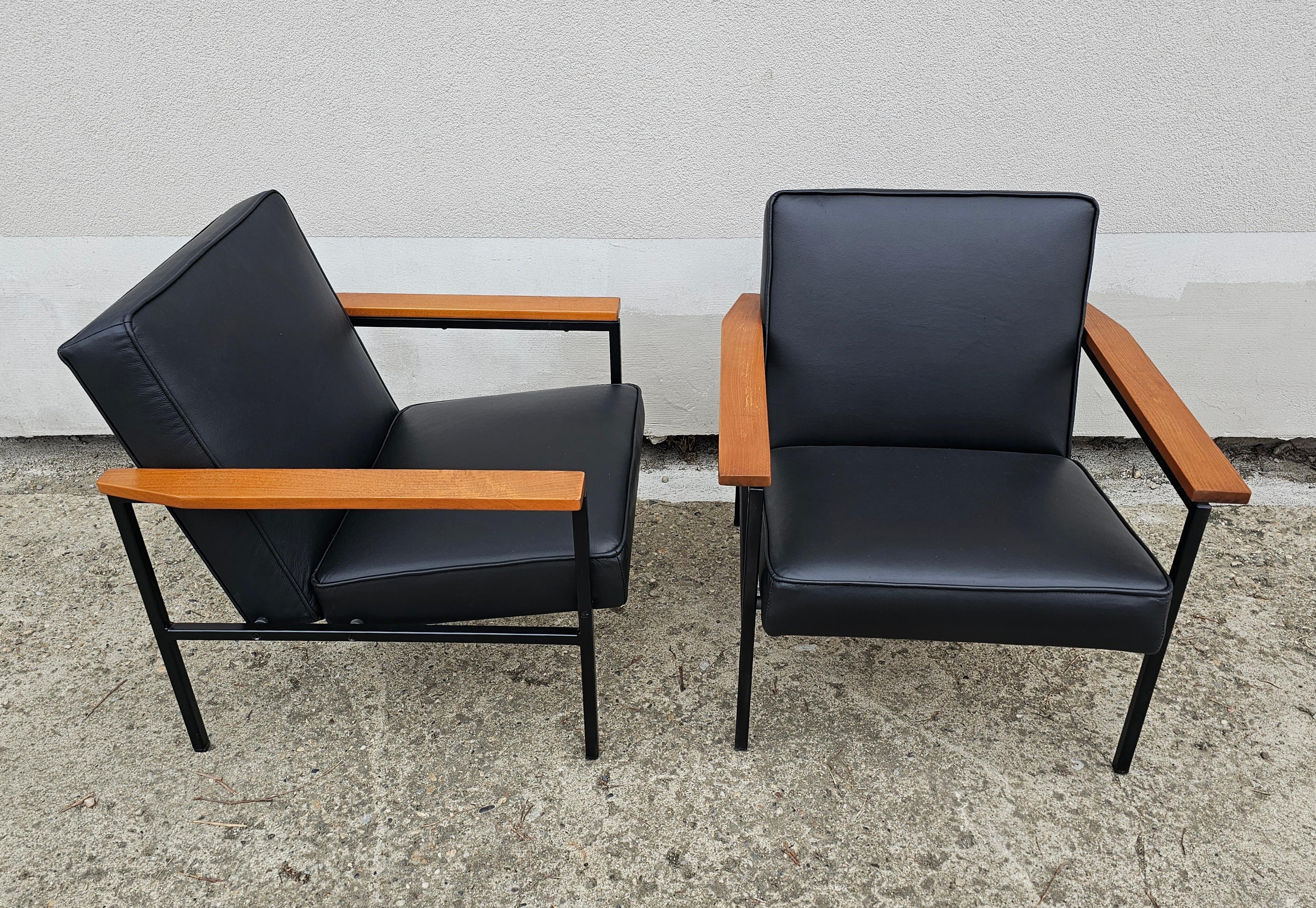 Pair of Mid Century Leather Armchairs by Branko Ursic for Stol Kamnik For Sale 5