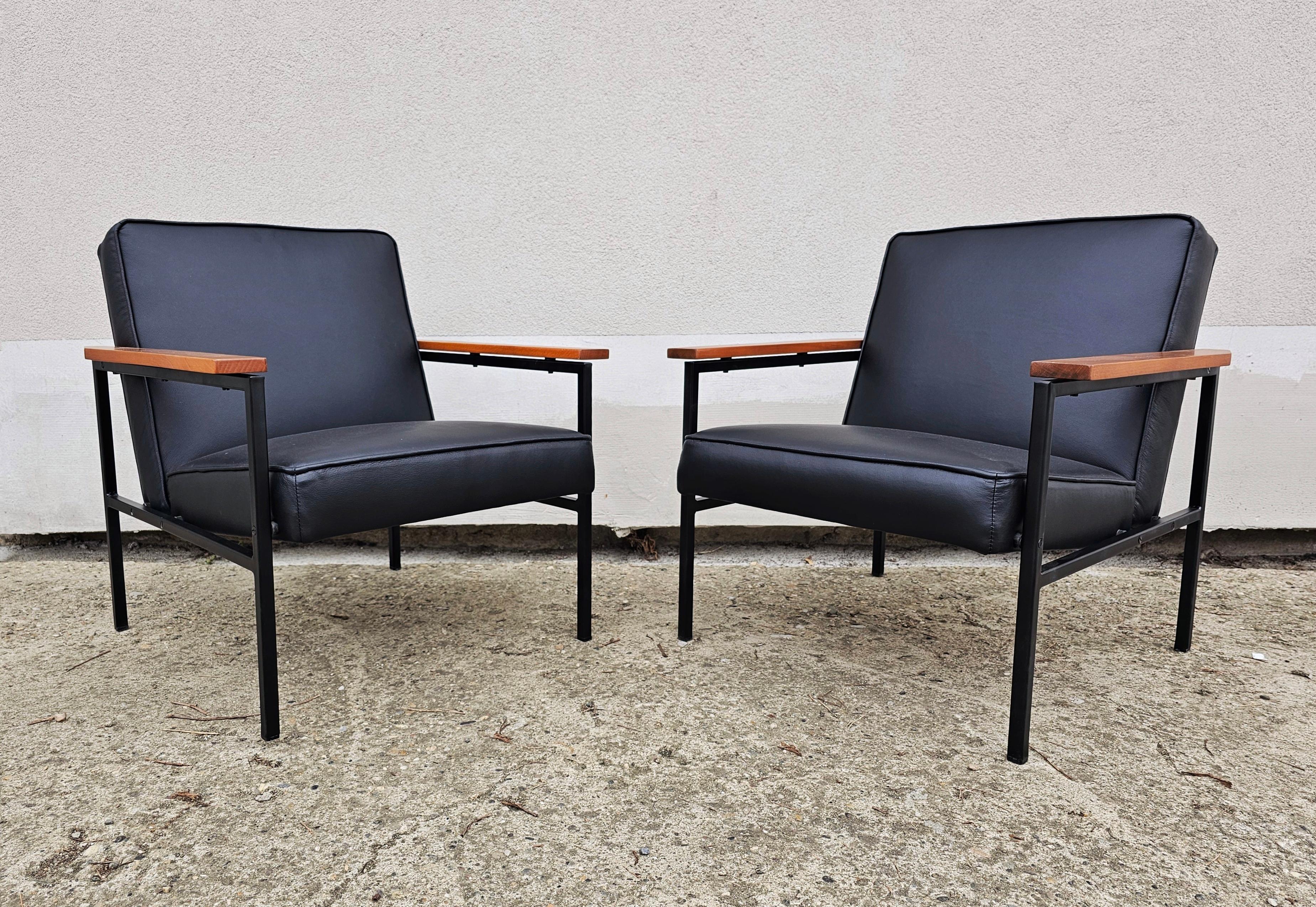 Pair of Mid Century Leather Armchairs by Branko Ursic for Stol Kamnik For Sale 7