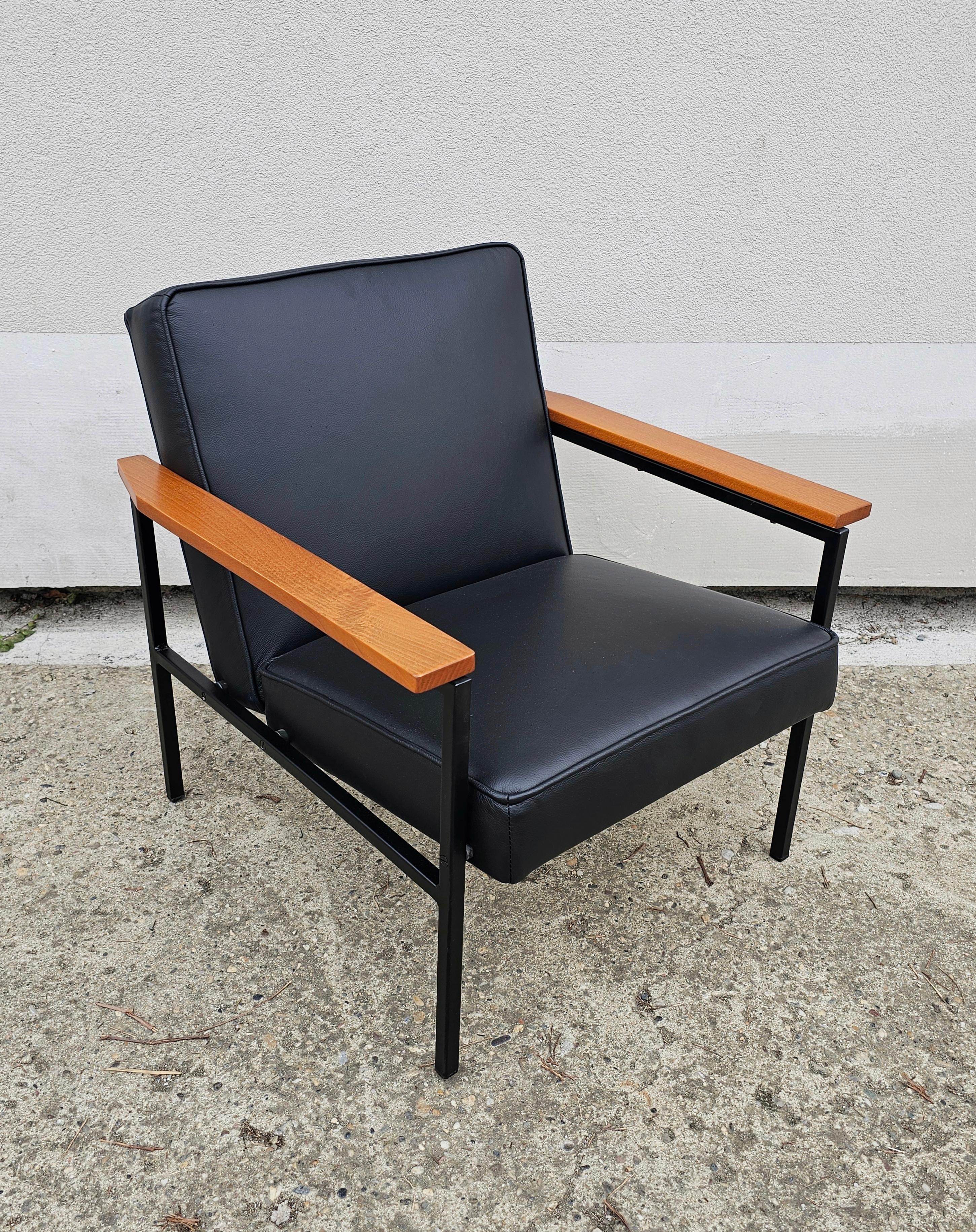 Pair of Mid Century Leather Armchairs by Branko Ursic for Stol Kamnik In Excellent Condition For Sale In Beograd, RS